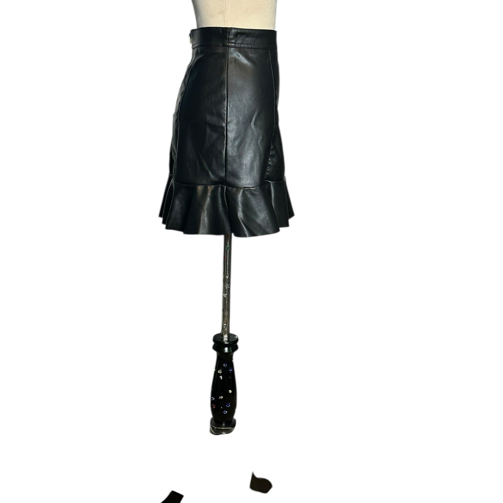 H&M H&M black vegan leather mini skirt size 0 Size 25" / US 0 / IT 36 - 6 Thumbnail