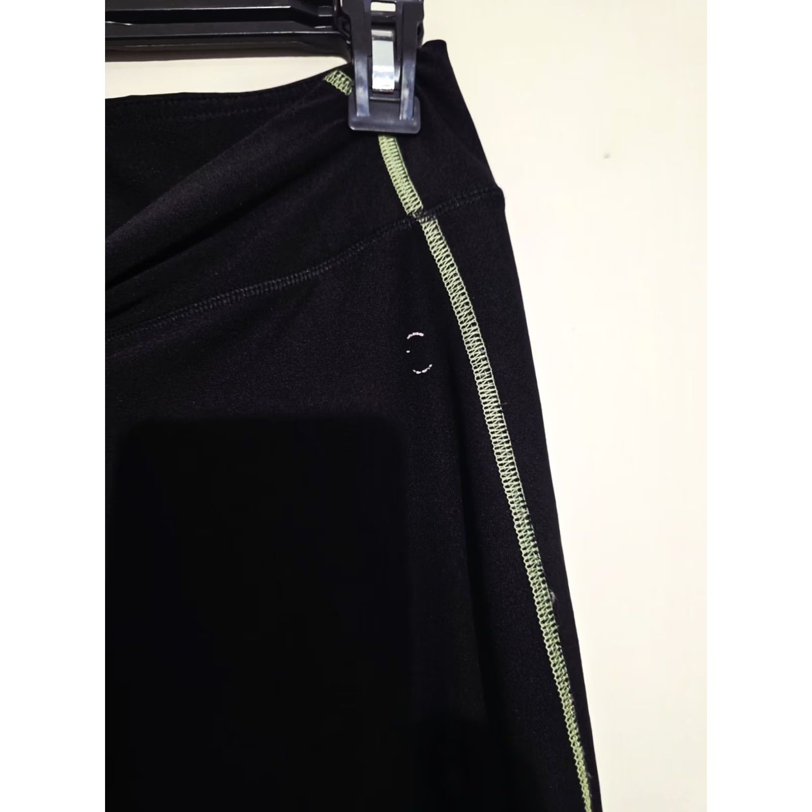 Vintage Vogo Athletica Athletic Leggings Womens Size S Black Capri Athletic Skinny Yoga Capri Leggings Womens Black Size 28" / US 6 / IT 42 - 5 Thumbnail