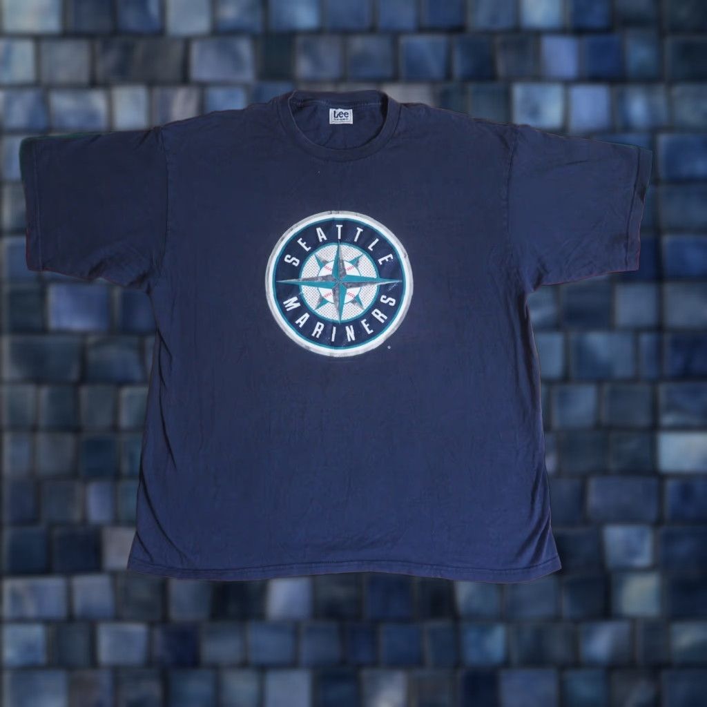 Lee VINTAGE Lee Seattle Mariners Navy Blue Logo Tee T-Shirt Mens 2XL Sportswear/Beach Graphic Tee 2000s Mens Size US XXL / EU 58 / 5 - 1 Thumbnail