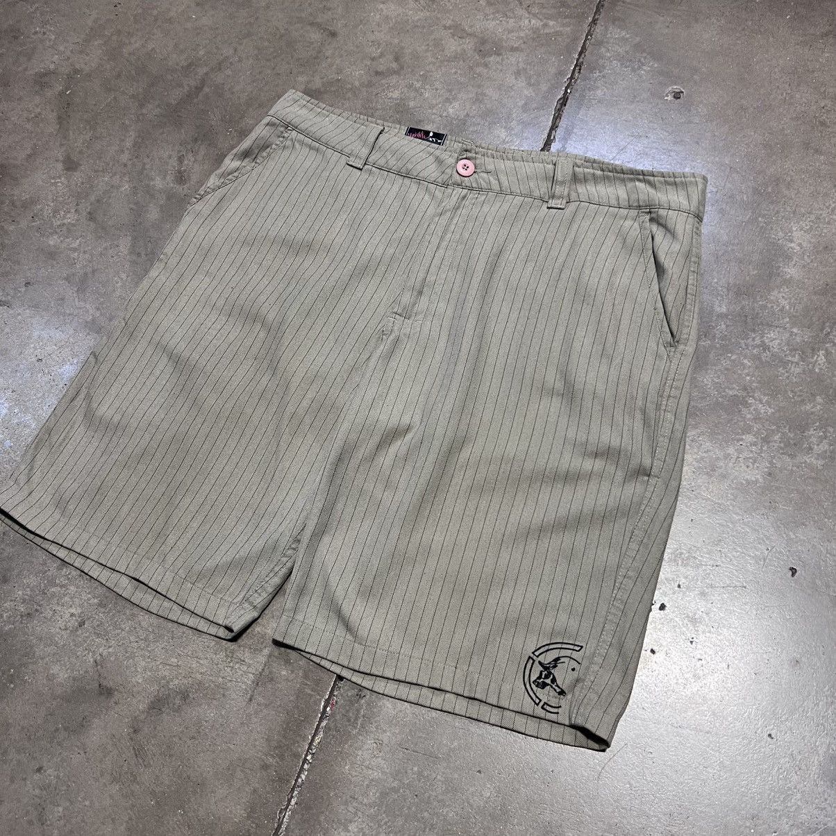 Vintage Vintage Y2K Metal Mulisha Pinstripe Shorts Embroidered Skate Size US 38 / EU 54 - 2 Thumbnail