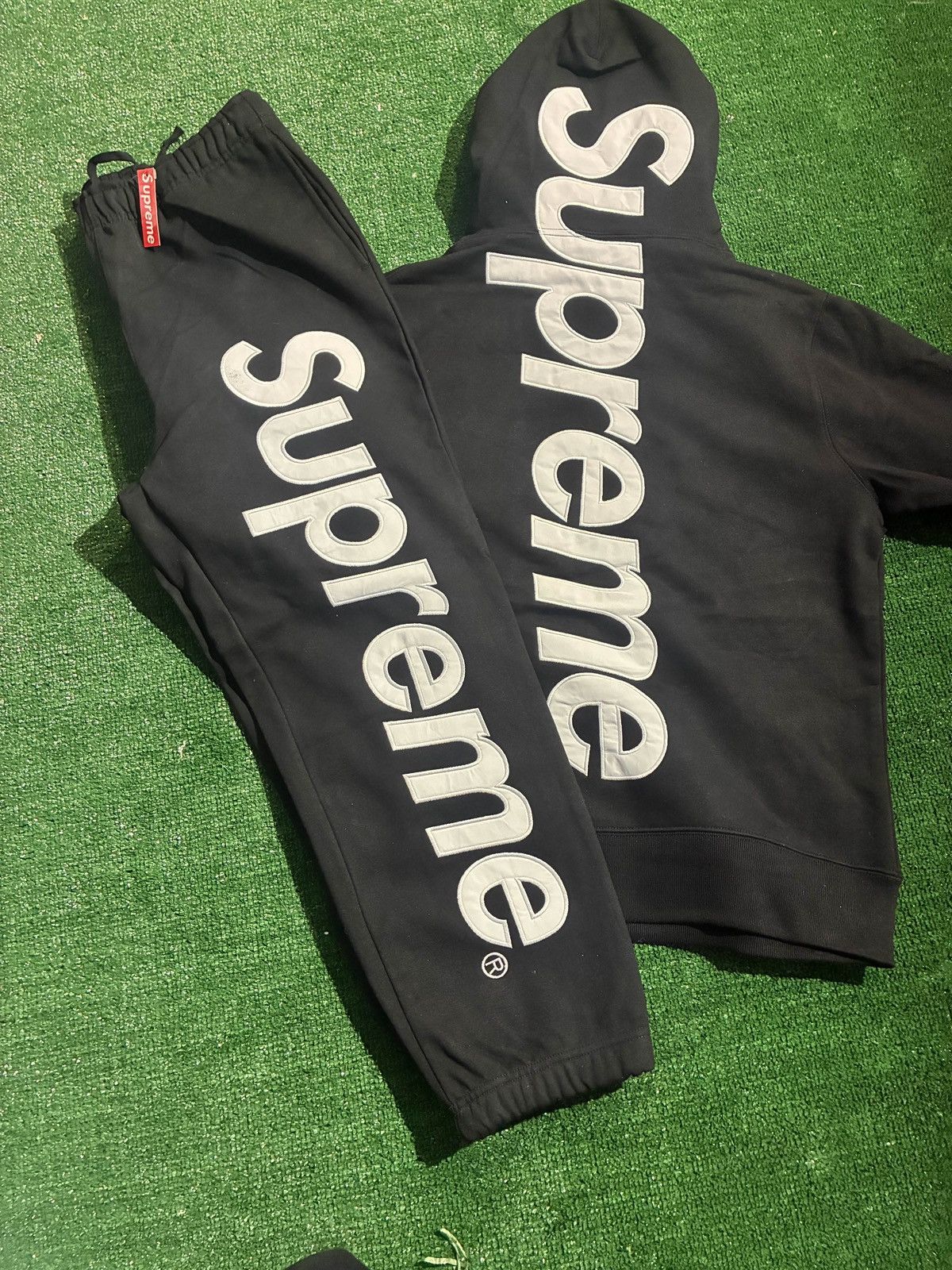 Supreme logo set