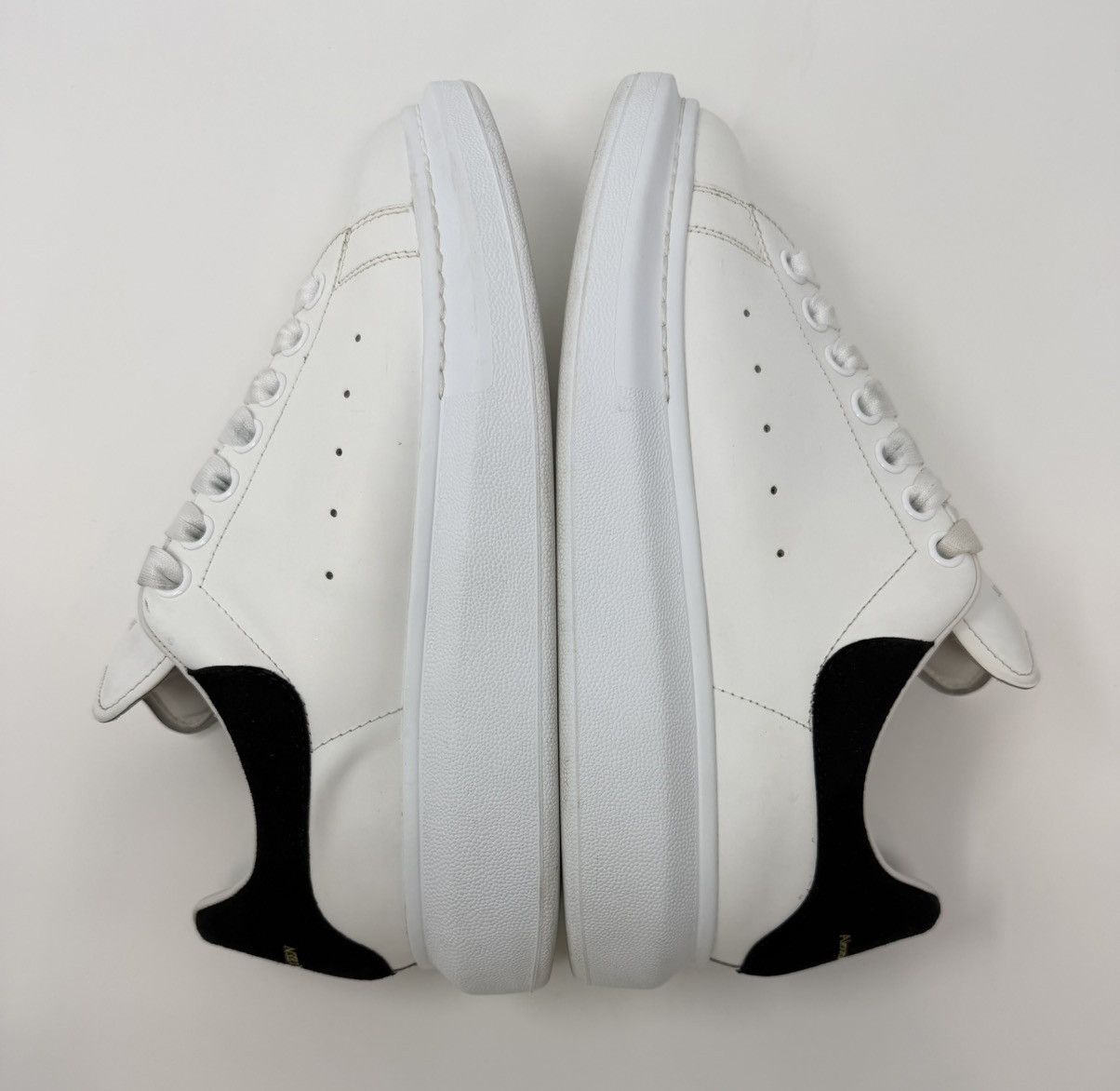 Alexander McQueen Alexander McQueen Oversized Sneaker Suede White/Black Size US 8 / EU 41 - 3 Thumbnail
