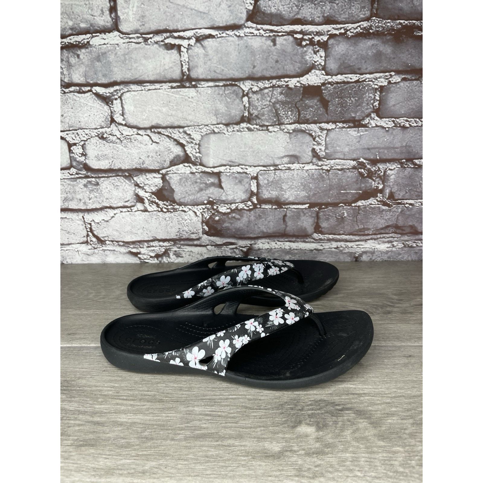 Crocs Crocs Kaydee II Gray Floral Seasonal Thong FlipFlops Sandals Size US 7 / IT 37 - 14 Thumbnail