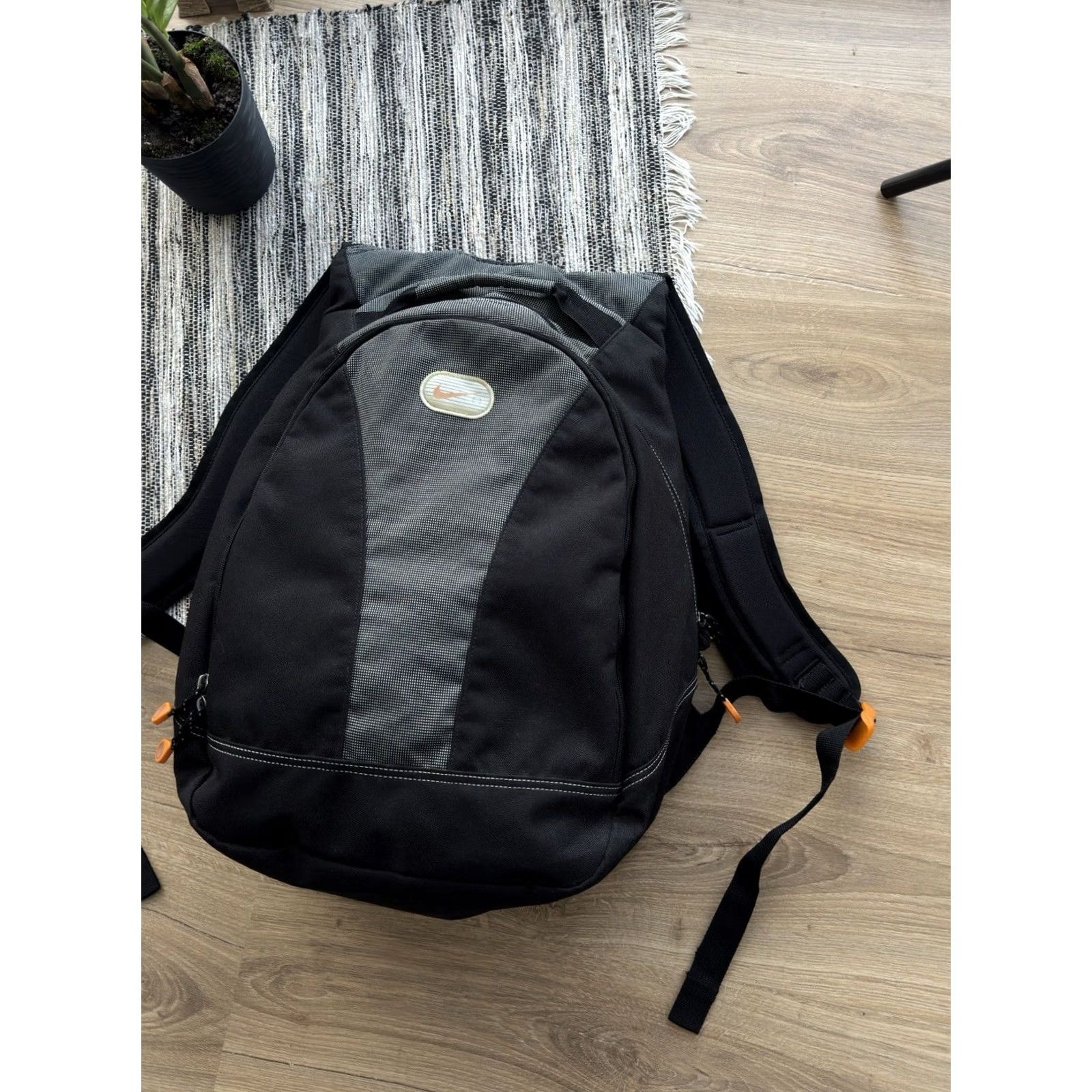Nike VINTAGE Nike Backpack Black 90s Bag Rare Men Medium Backpack 90s Retro Sports Distressed Pockets Adjustable Strap Limited Edition Size ONE SIZE - 3 Thumbnail