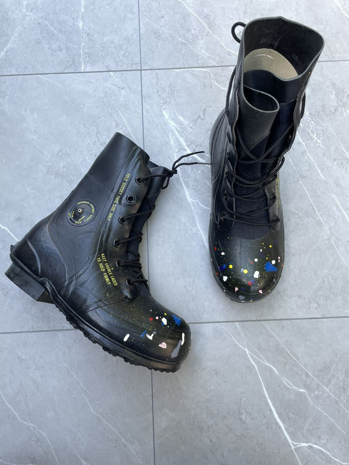 Vintage Trashed 70s Vintage Bata Rubber Bunny / Mickey Boots Size US 11 / EU 44 - 5 Thumbnail