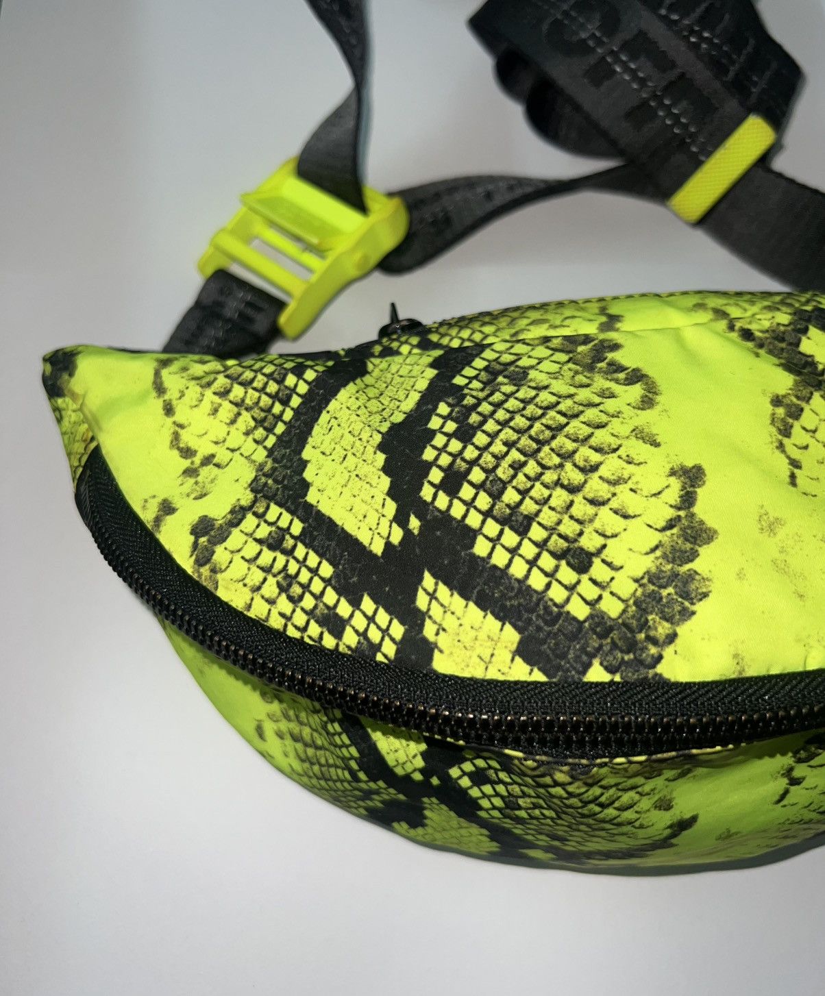 Off-White × Virgil Abloh Off-White Neon Green Black Python Print Belt Bag Virgil Size ONE SIZE - 2 Thumbnail