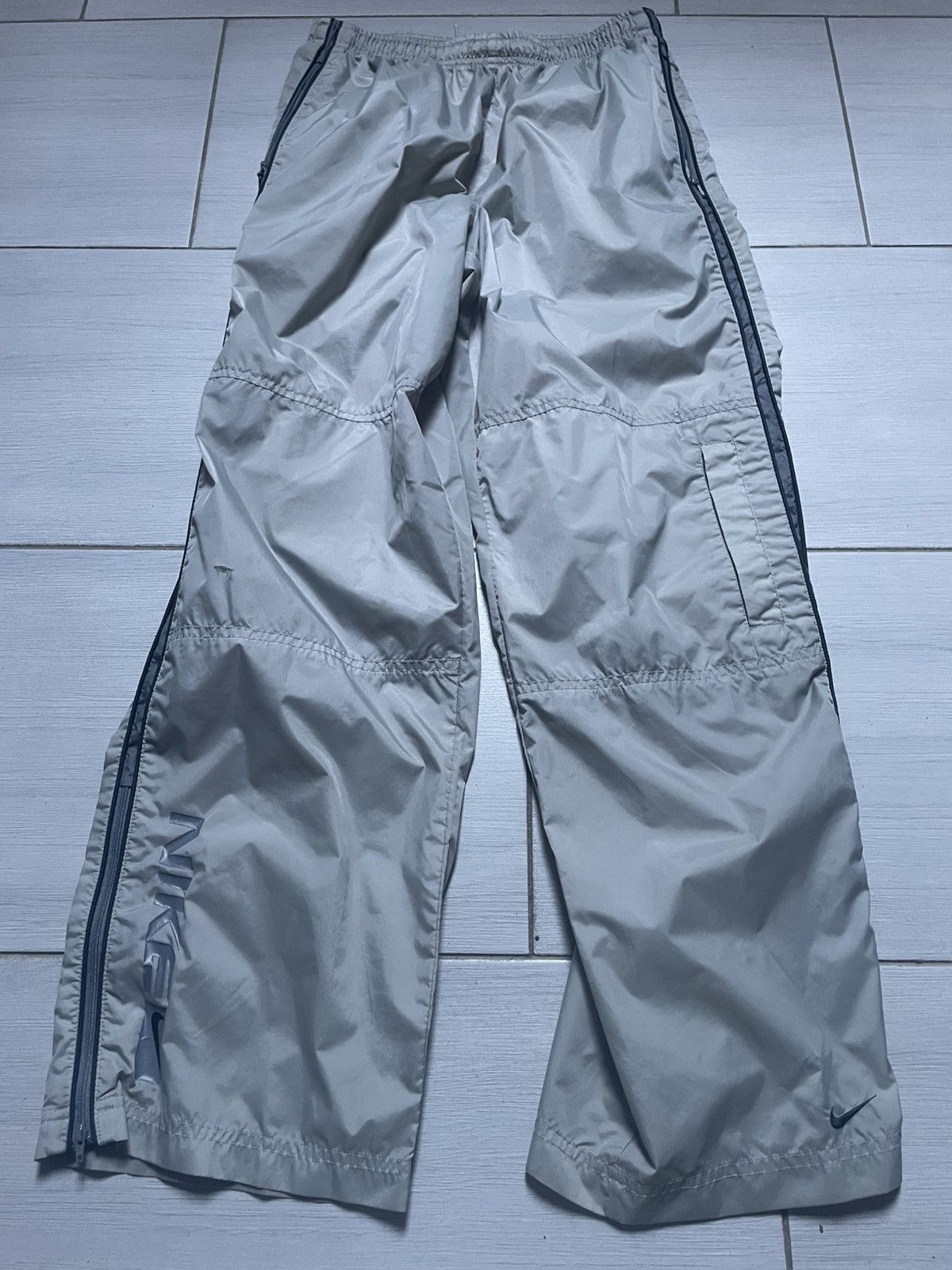 Nike Nike vintage swoosh nylon straight baggy rap drill pants Size US 29 - 1 Thumbnail