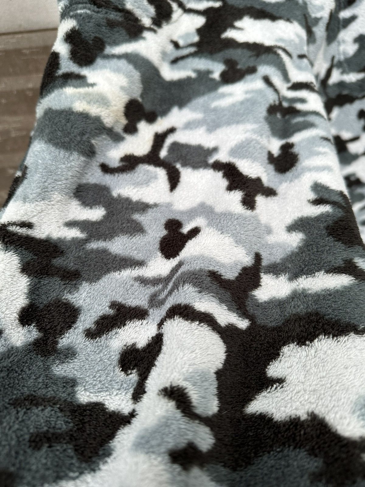 Disney 🐭Disney Mickey Mouse Fleece Camo Jogger Pants Size US 30 / EU 46 - 7 Thumbnail
