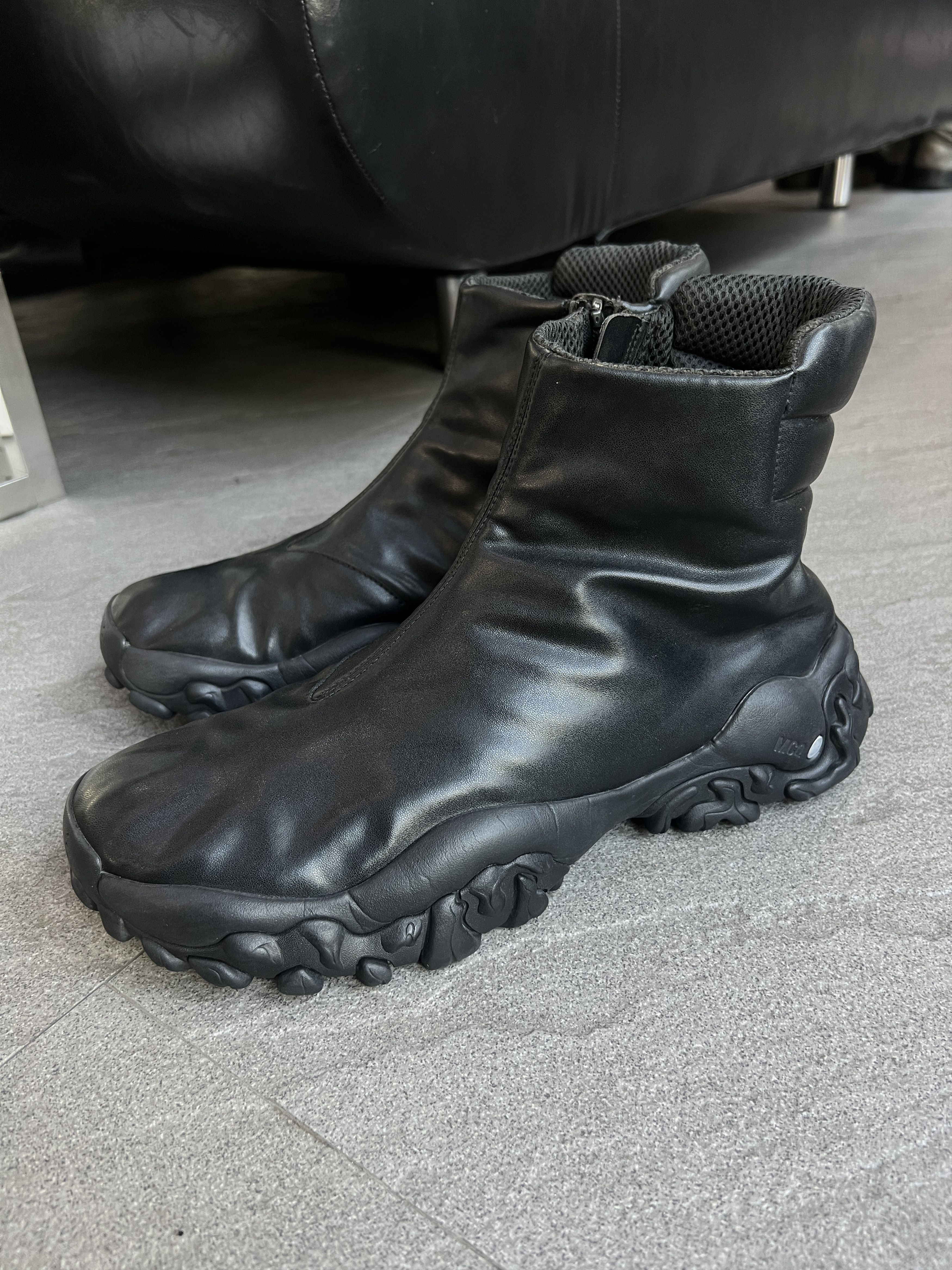 McQ Alexander McQueen McQ Alexander McQueen Chunky Vibram Crimp Chelsea Boots Size US 11 / EU 44 - 2 Thumbnail