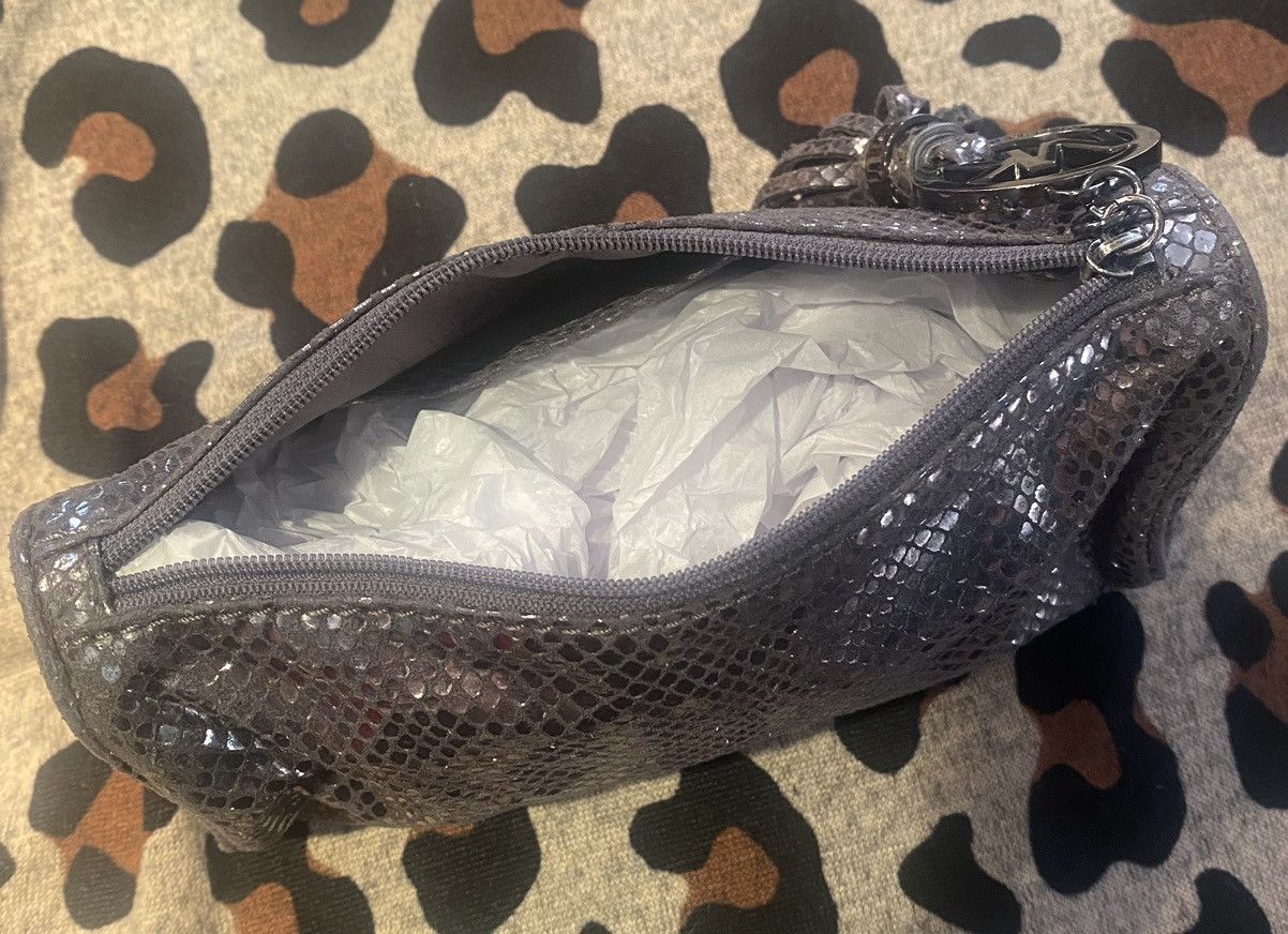 Michael Kors Michael Kors sliver vintage glamour beauty bag 🩶 Size ONE SIZE - 5 Thumbnail
