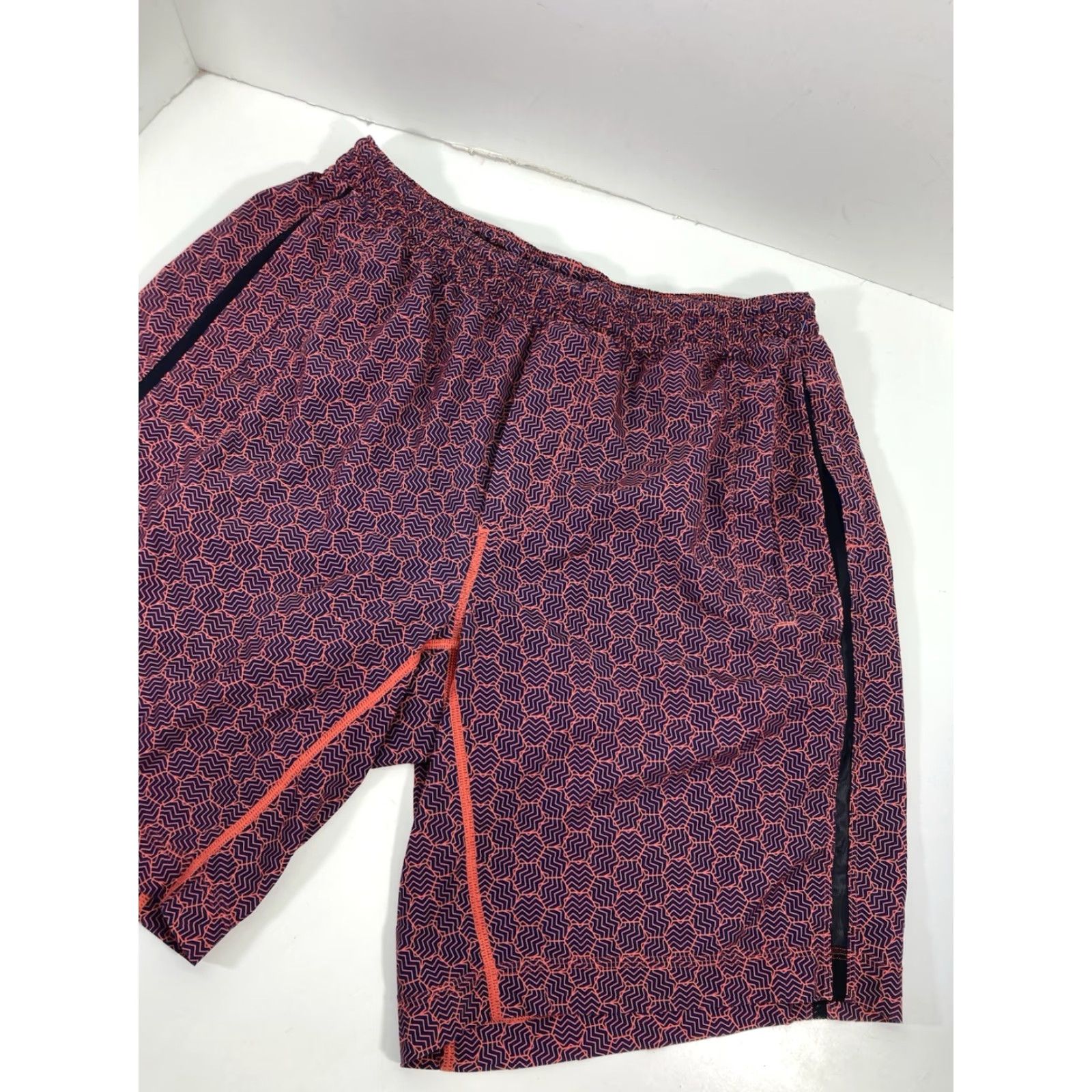 Lululemon Lululemon Pace Breaker Shorts Men 36x10 Maroon Geometric Lined Drawstring Athletic Shorts Mens Regular Size L Red Geometric Pattern Size US 33 - 2 Thumbnail