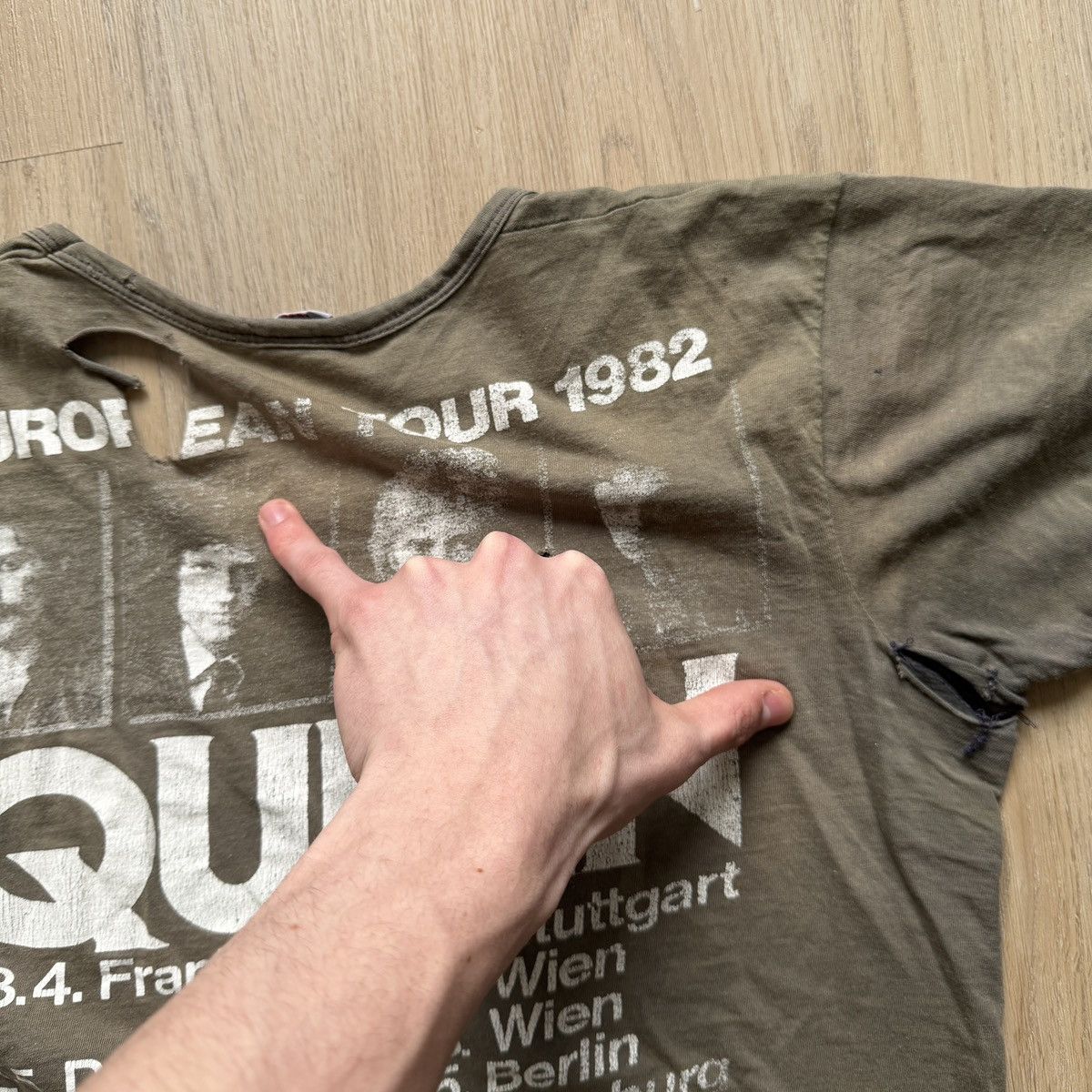 Other Thrashed 1982 Queen Tour Tshirt size Small Size US S / EU 44-46 / 1 - 6 Thumbnail