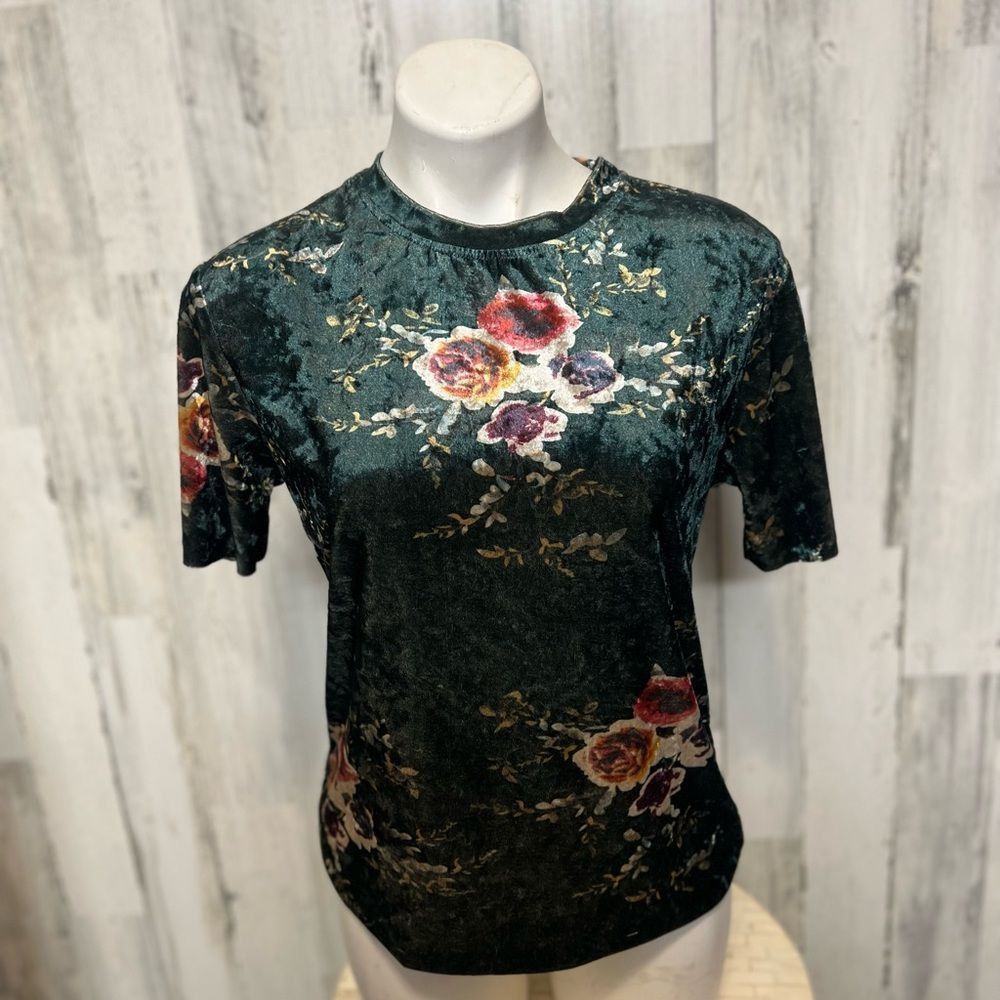 Shein Velvet Floral Short Sleeve Top Green Pink Roses Crushed Velv Size XS / US 0-2 / IT 36-38 - 1 Thumbnail