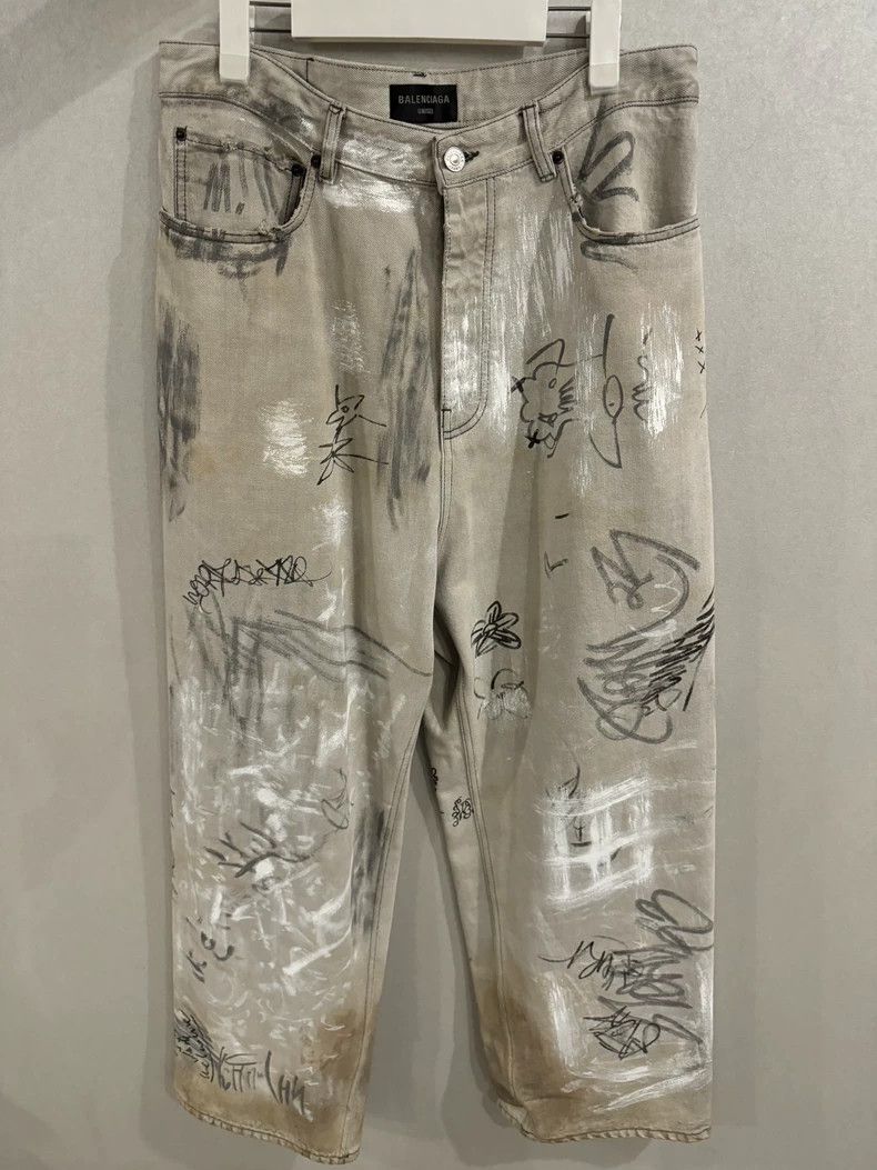 Balenciaga Balenciaga White graffiti jeans 2501-Nextarrow Size US 30 / EU 46 - 1 Thumbnail