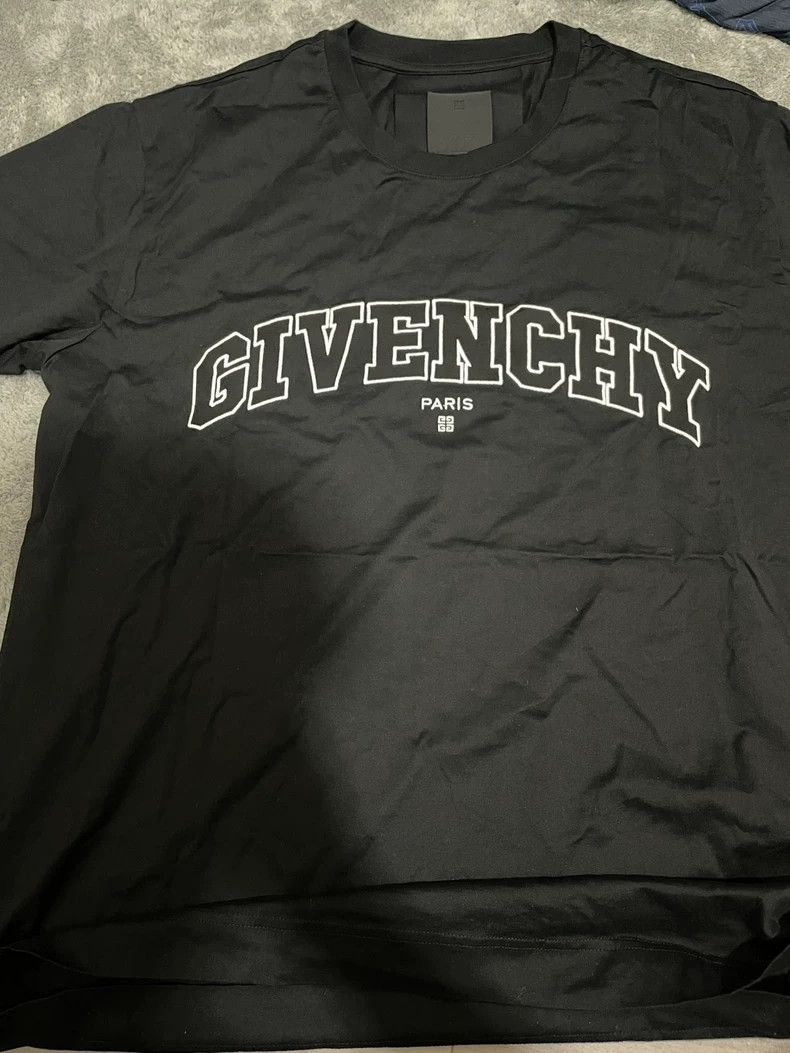 Givenchy Givenchy Logo Embroidered Short Sleeve T-Shirt Half Sleeve Size US L / EU 52-54 / 3 - 1 Thumbnail