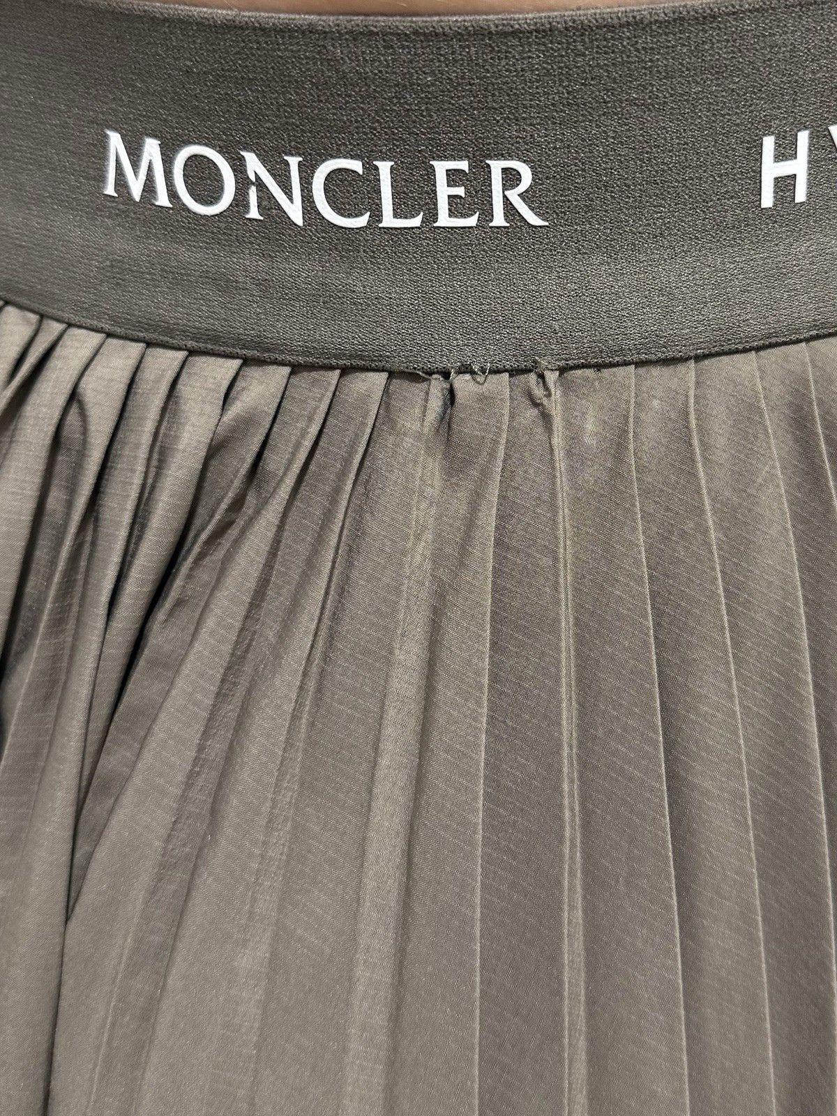 Moncler DDP Moncler x Hyke Pleated Taupe Mid Length Gonna Skirt Size 30" / US 8 / IT 44 - 6 Thumbnail