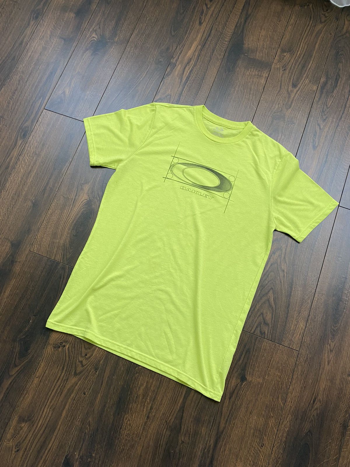 Oakley Vintage Oakley T-Shirt Centre Logo Gorpcore 2000s Size US L / EU 52-54 / 3 - 1 Thumbnail