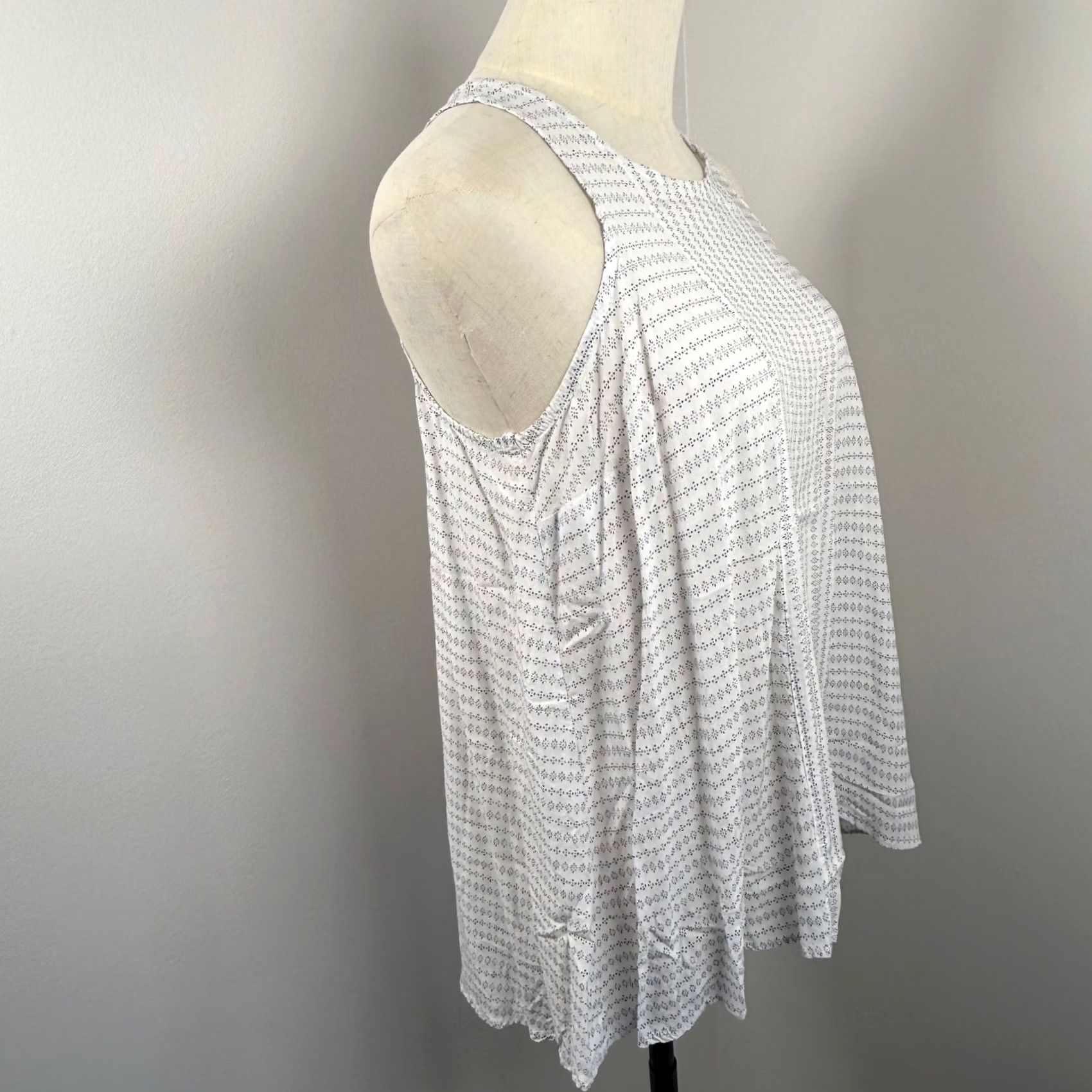 Old Navy Old Navy Tank Top White Navy Print High Neck Keyhole Boho Coastal Summer EUC Womens M Sleeveless Rayon Light-weight Casual Geometric Size M / US 6-8 / IT 42-44 - 4 Thumbnail