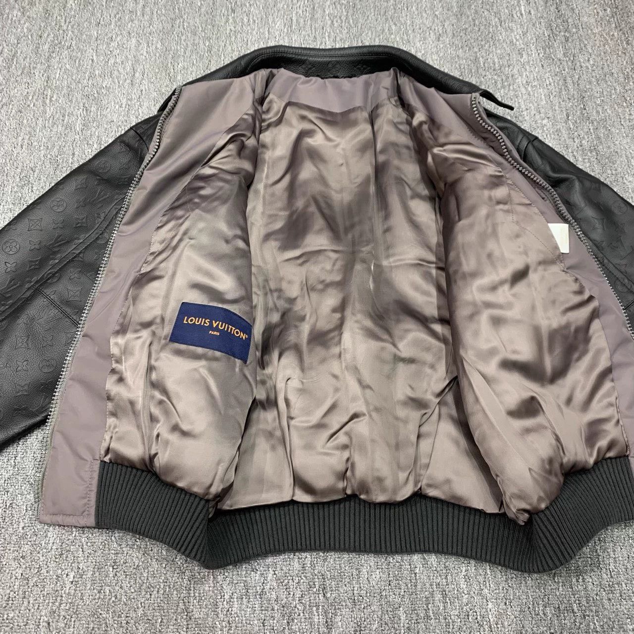 Louis Vuitton LV Monogram embossed portrait panel bball 48 95new Size US M / EU 48-50 / 2 - 8 Thumbnail