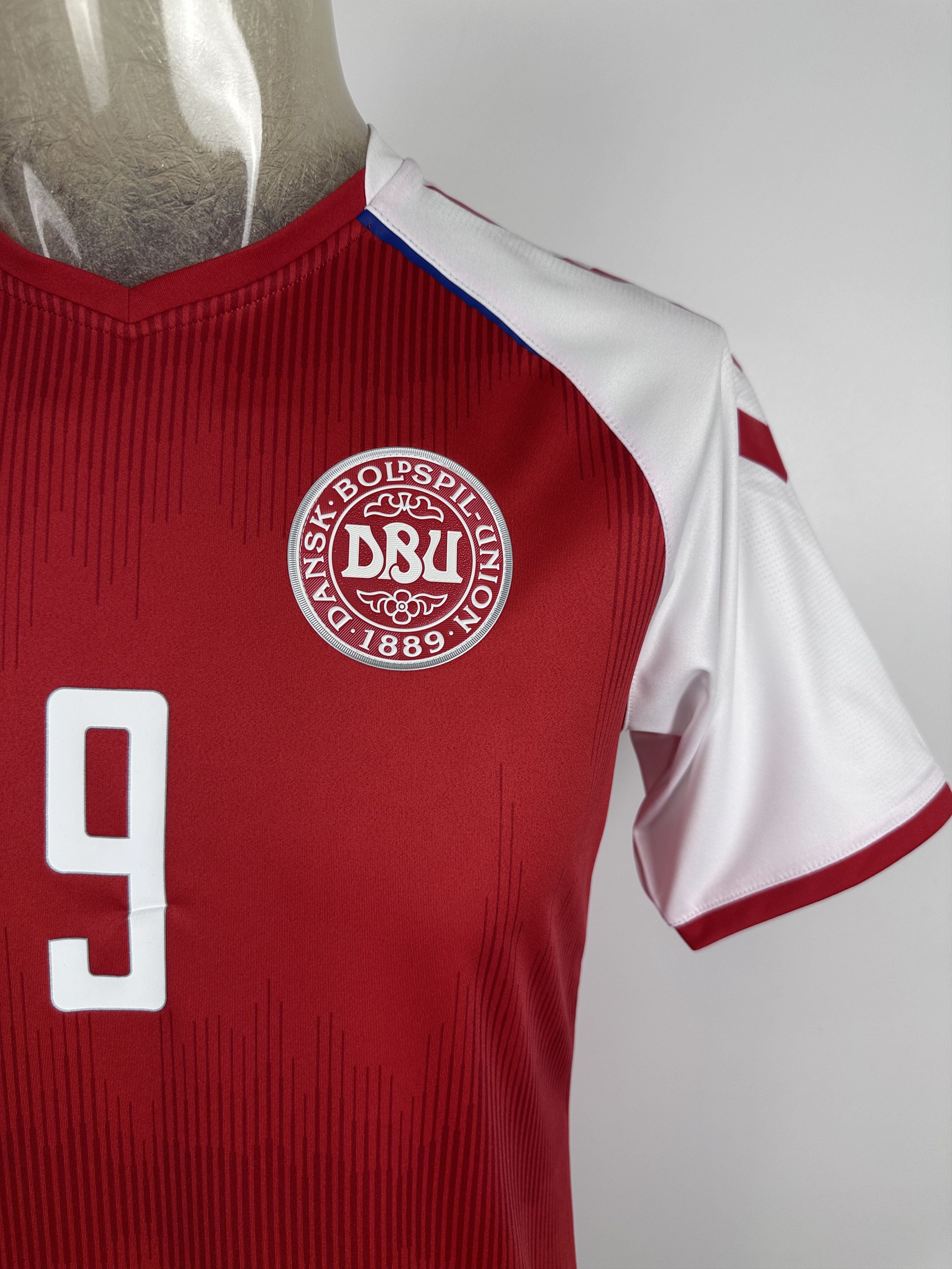 Hummel DENMARK 2021 22 FOOTBALL SHIRT JERSEY #9 BRAITHWAITE HUMMEL Size US M / EU 48-50 / 2 - 5 Thumbnail