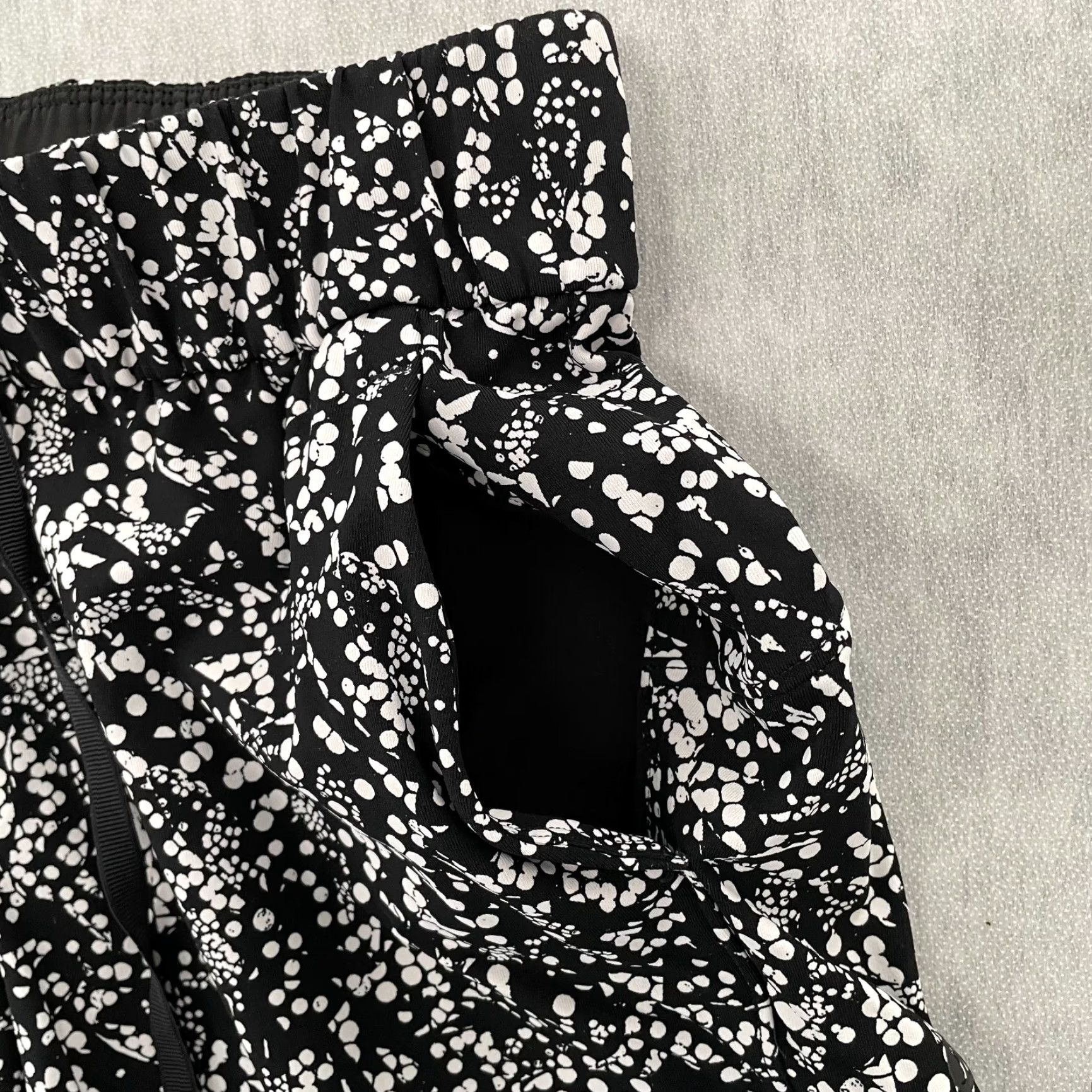 Lululemon Lululemon Shorts Women 4 Black Floral Drawstring Pockets Stretch Logo Activewear Gym Running Womens Size 27" / US 4 / IT 40 - 3 Thumbnail