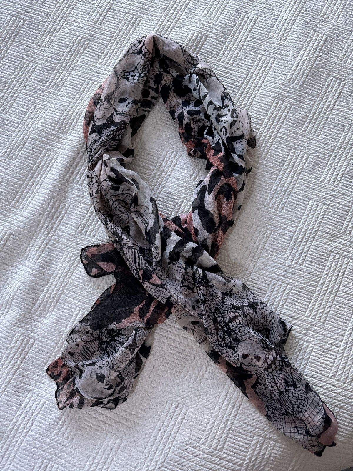 Vintage Vintage Scarf Skull Full Print Alexander McQueen style 90s Size ONE SIZE - 2 Thumbnail