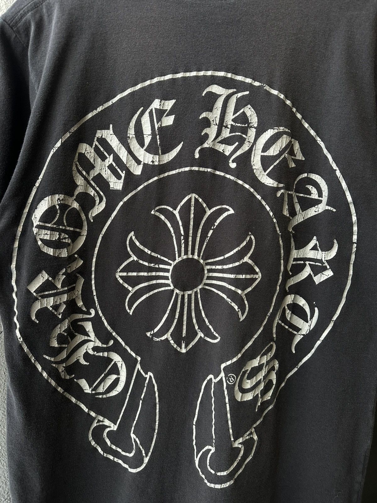 Chrome Hearts Authentic.Chrome Hearts Cracked Horseshoe Cross Pocket Tee Size US M / EU 48-50 / 2 - 3 Thumbnail