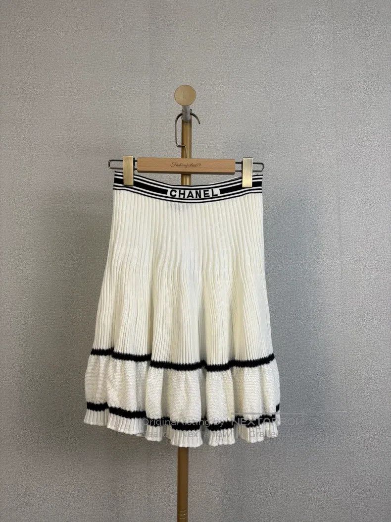 Chanel Chanel White waist letter knitted skirt Size 24" / US 00 / IT 34 - 1 Thumbnail