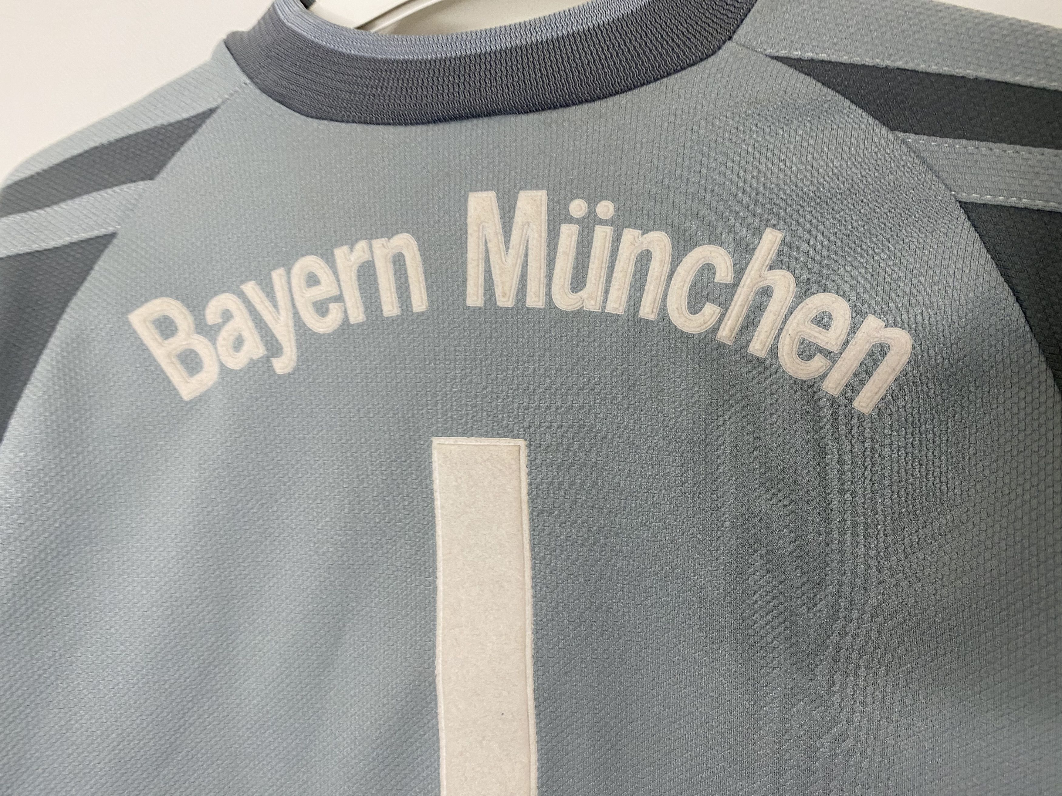 Adidas BAYERN MUNICH 2002 GOALKEEPER FOOTBALL SHIRT SOCCER JERSEY Size US XS / EU 42 / 0 - 3 Thumbnail
