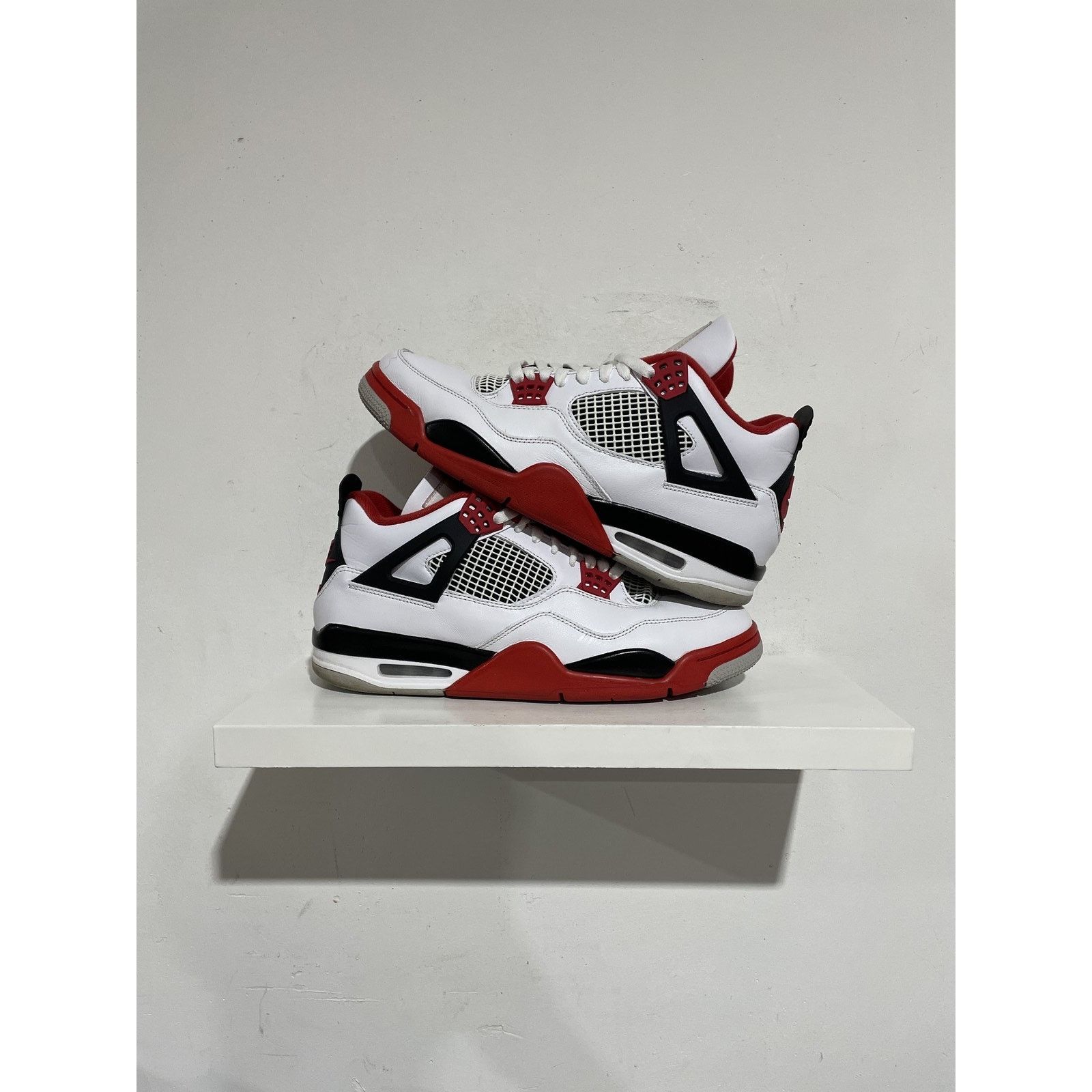 Jordan Brand NIKE JORDAN 4 FIRE RED 2020 SIZE 11 PREOWNED Size US 11 / EU 44 - 1 Thumbnail