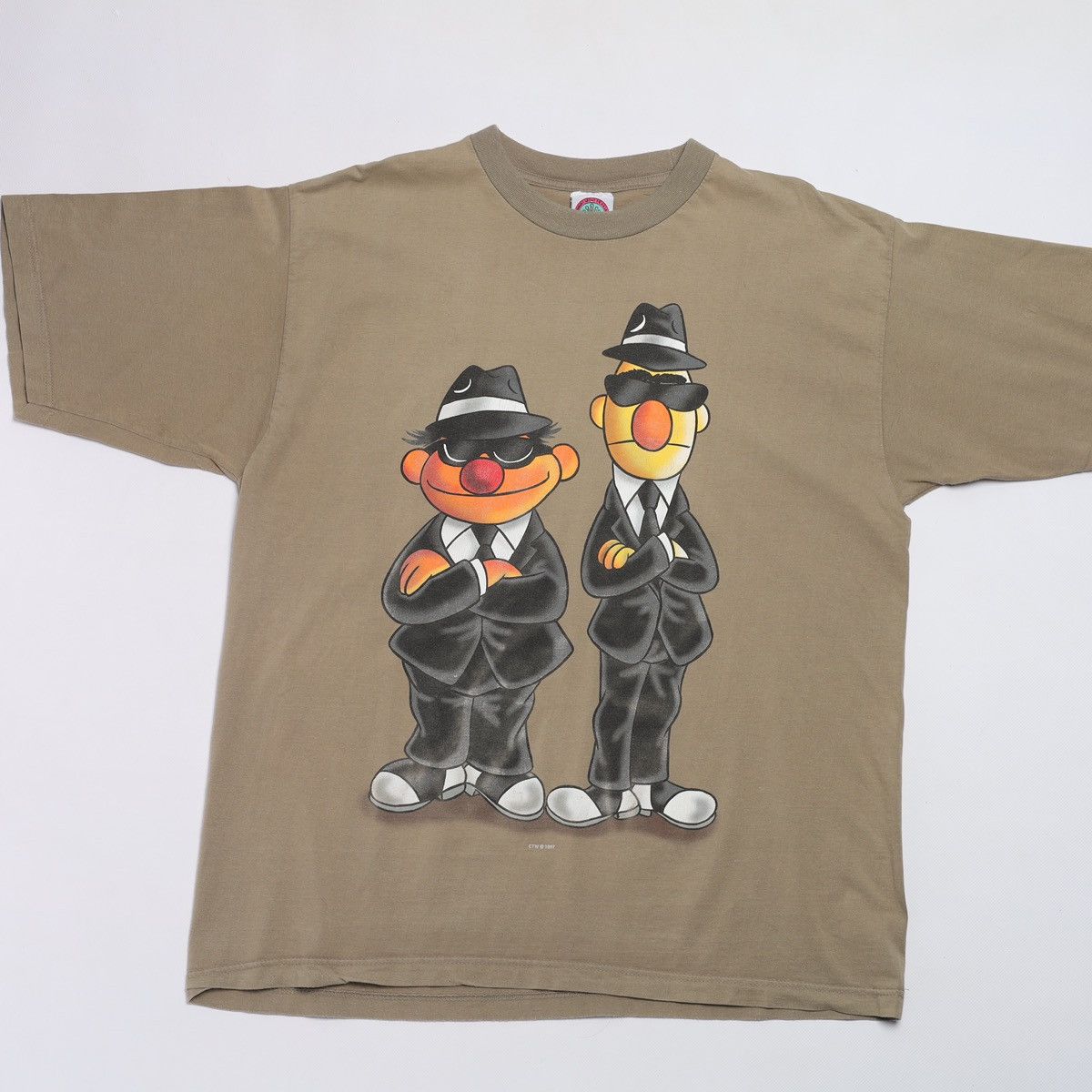 Vintage Sesame Street Vintage 1997 Tee CTW Ernie Bert Men in Black Size US XL / EU 56 / 4 - 3 Thumbnail