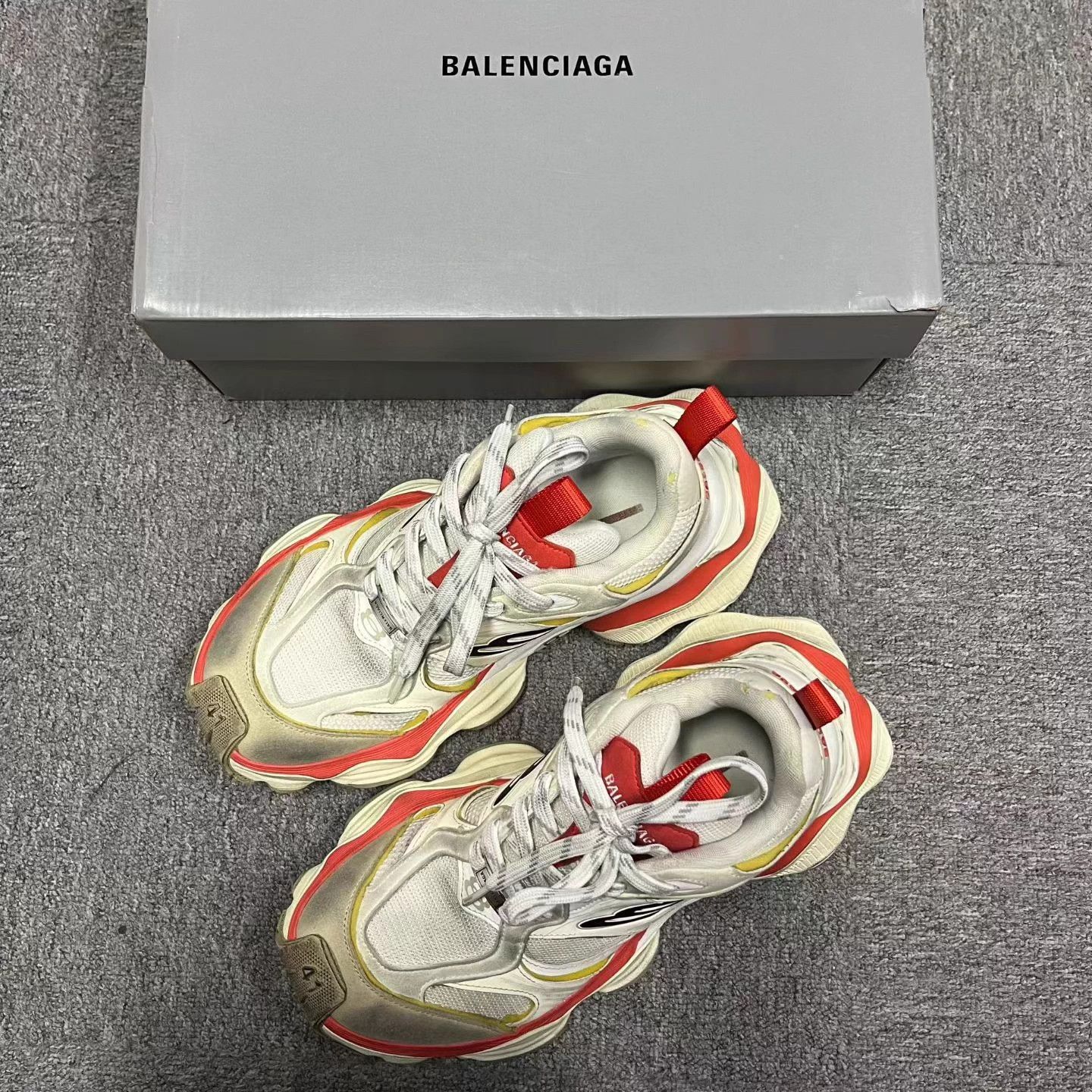 Balenciaga white/red round toe lace-up low-top casual shoe