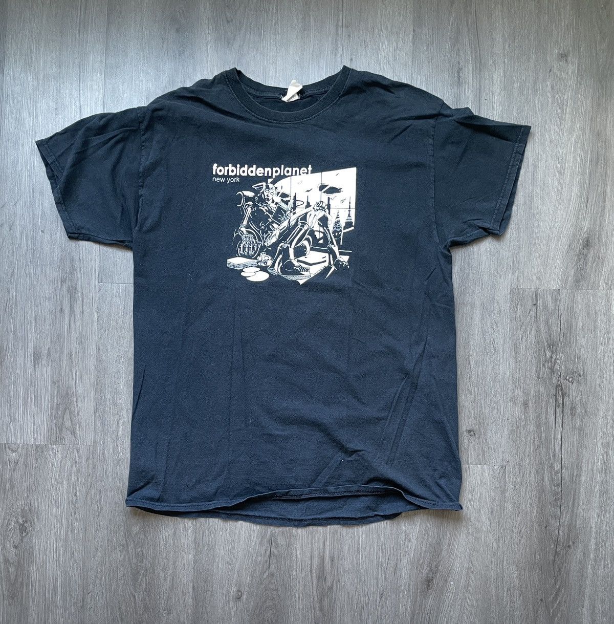 Vintage Y2K Gildan “Forbidden Planet New York” T-Shirt (Sz. XL) Size US XL / EU 56 / 4 - 1 Thumbnail