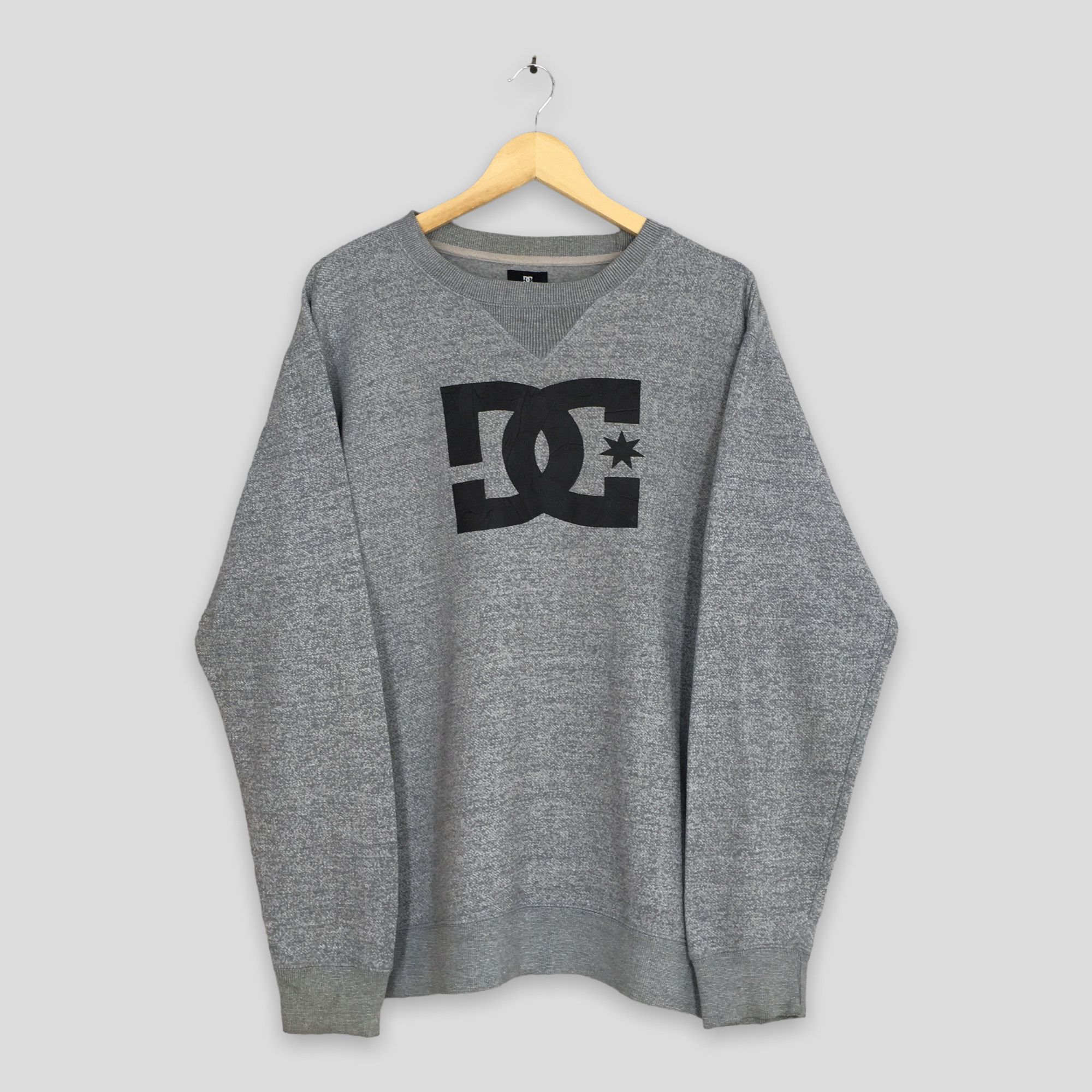 DC Vintage 90s Dc Shoe Co Usa Gray Sweatshirt Large Size US L / EU 52-54 / 3 - 1 Thumbnail