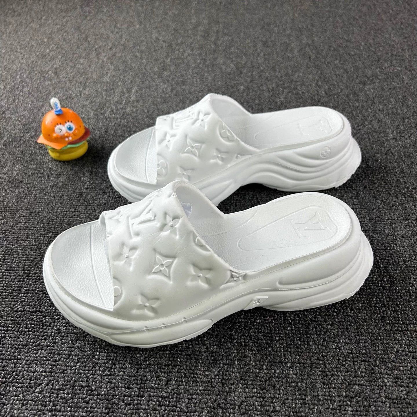 Louis Vuitton LV White Monogram Slippers 35 Size US 4 / IT 34 - 1 Thumbnail