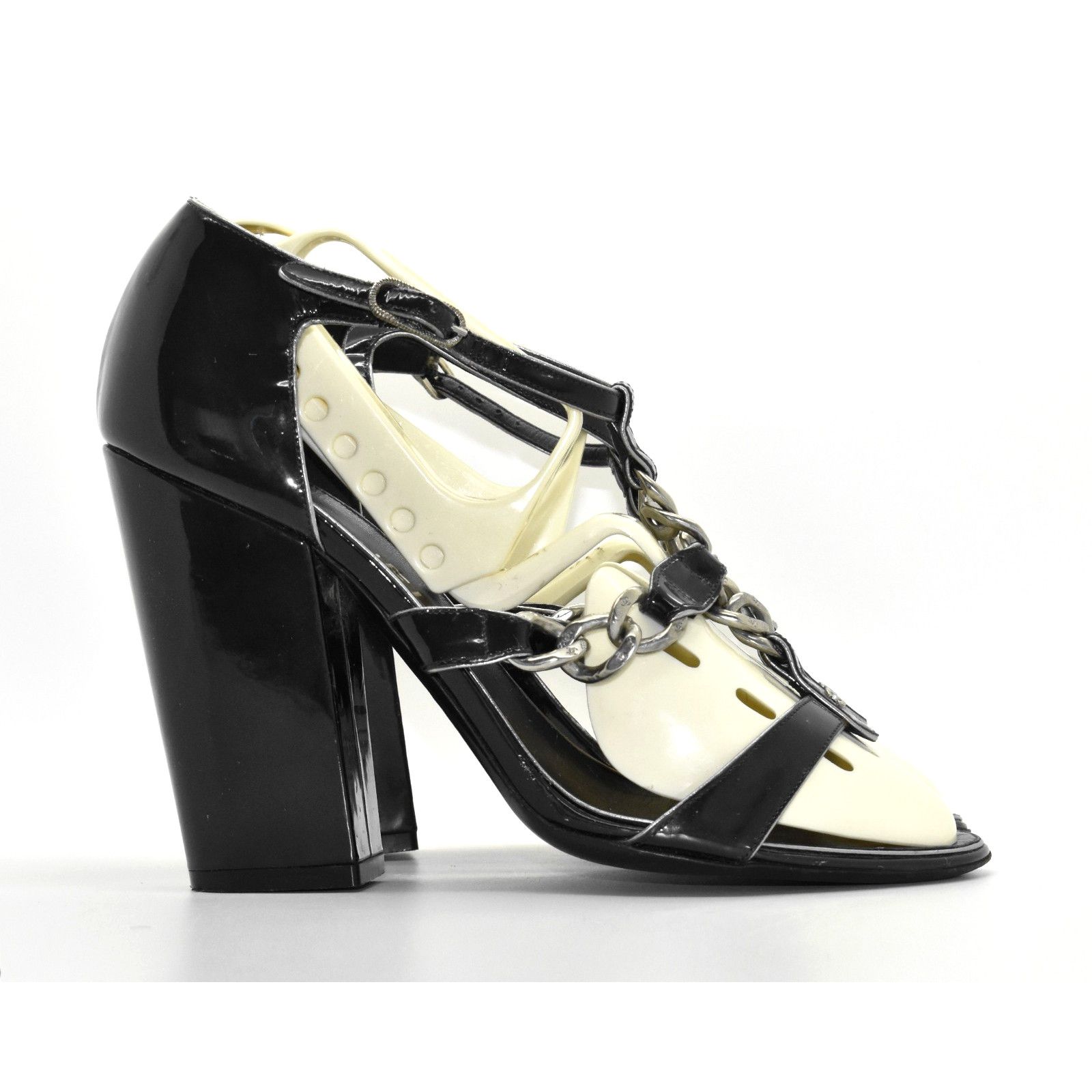 Chanel CHANEL Black Patent Calfskin T-strap Logo Sandals Sz 38 Size US 7.5 / IT 37.5 - 4 Thumbnail