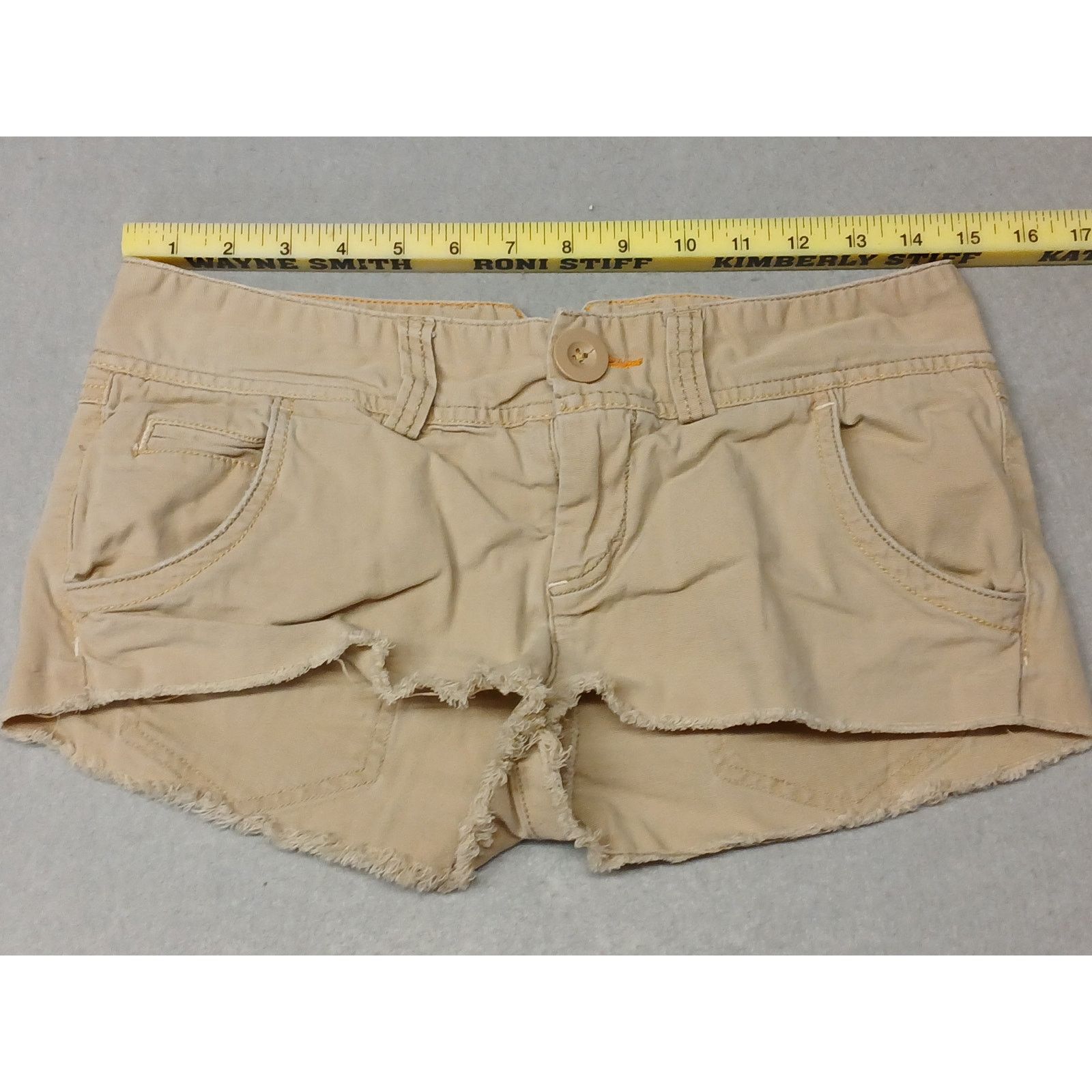 American Eagle Outfitters American Eagle (4) Mid Rise Beige Khaki Chino Shorts Size 27" / US 4 / IT 40 - 2 Thumbnail