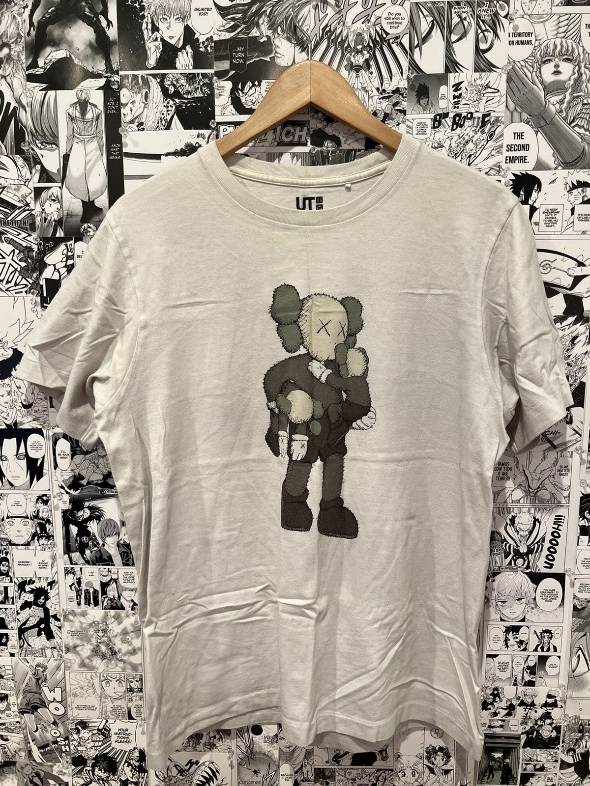 Uniqlo Kaws tee Size US M / EU 48-50 / 2 - 1 Thumbnail