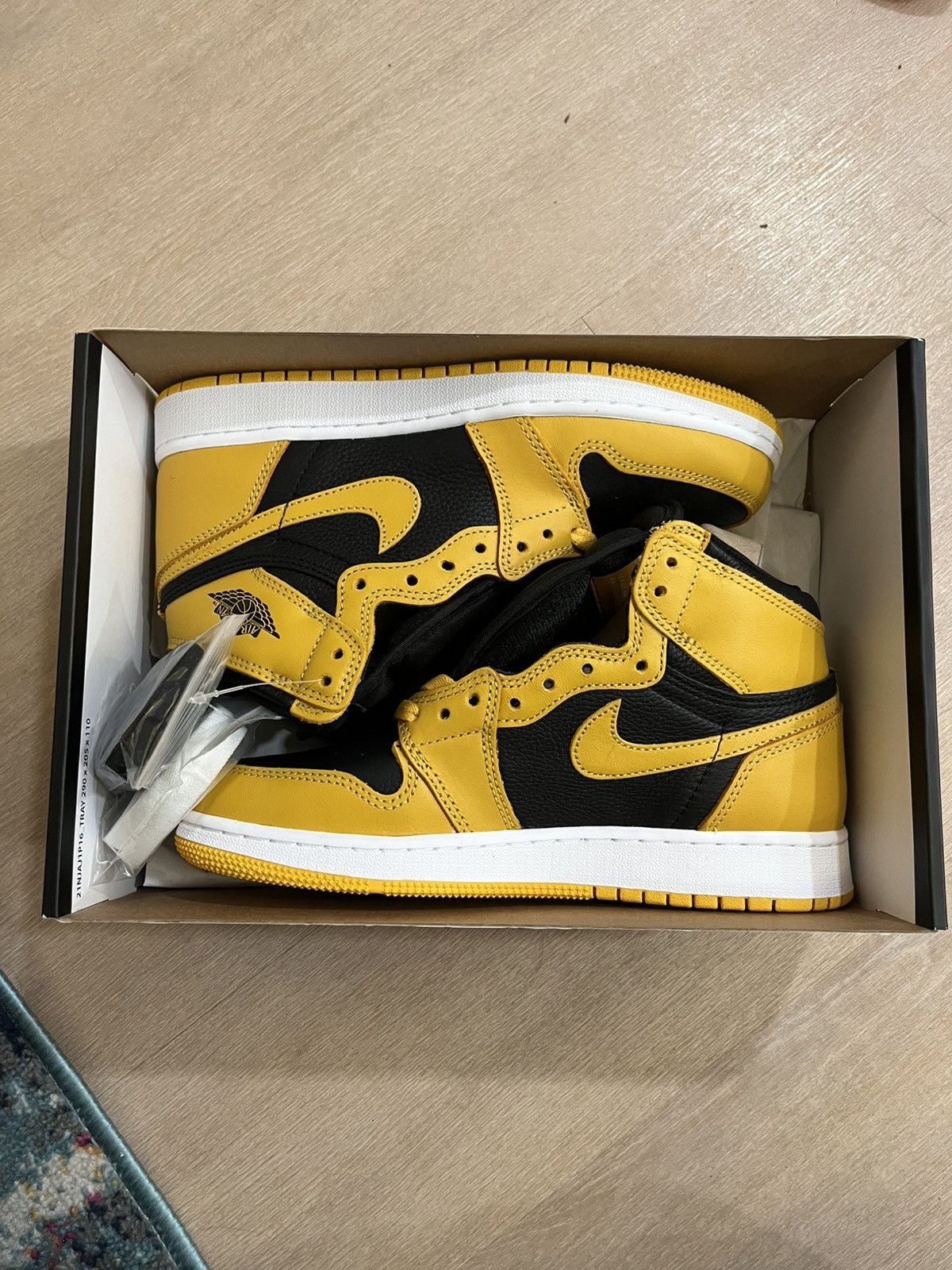 Supreme Jordan 1 pollen BNWT Size US 6 / EU 39 - 1 Thumbnail