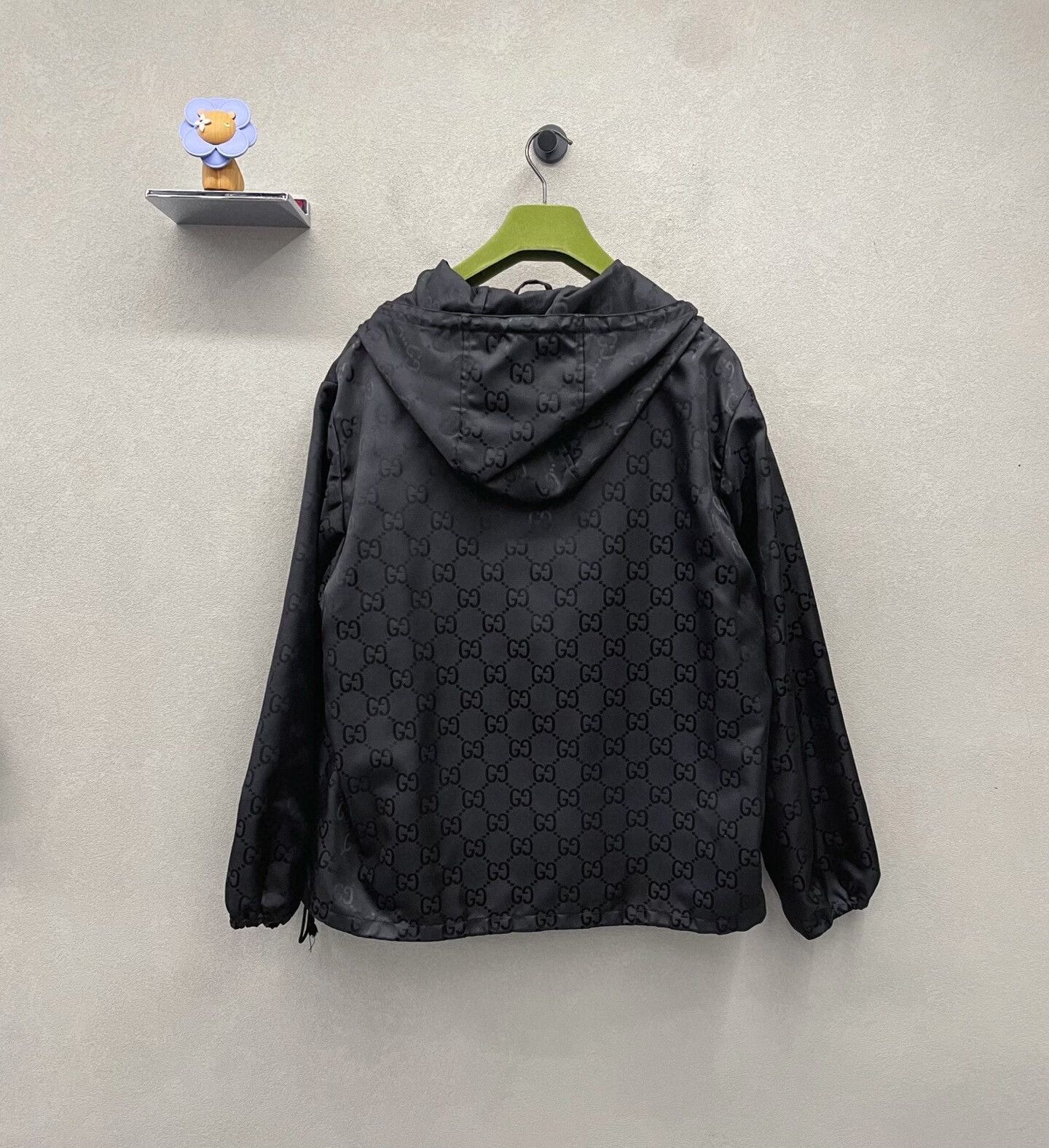 Gucci gucci full logo black coat size 50 Size US M / EU 48-50 / 2 - 2 Thumbnail
