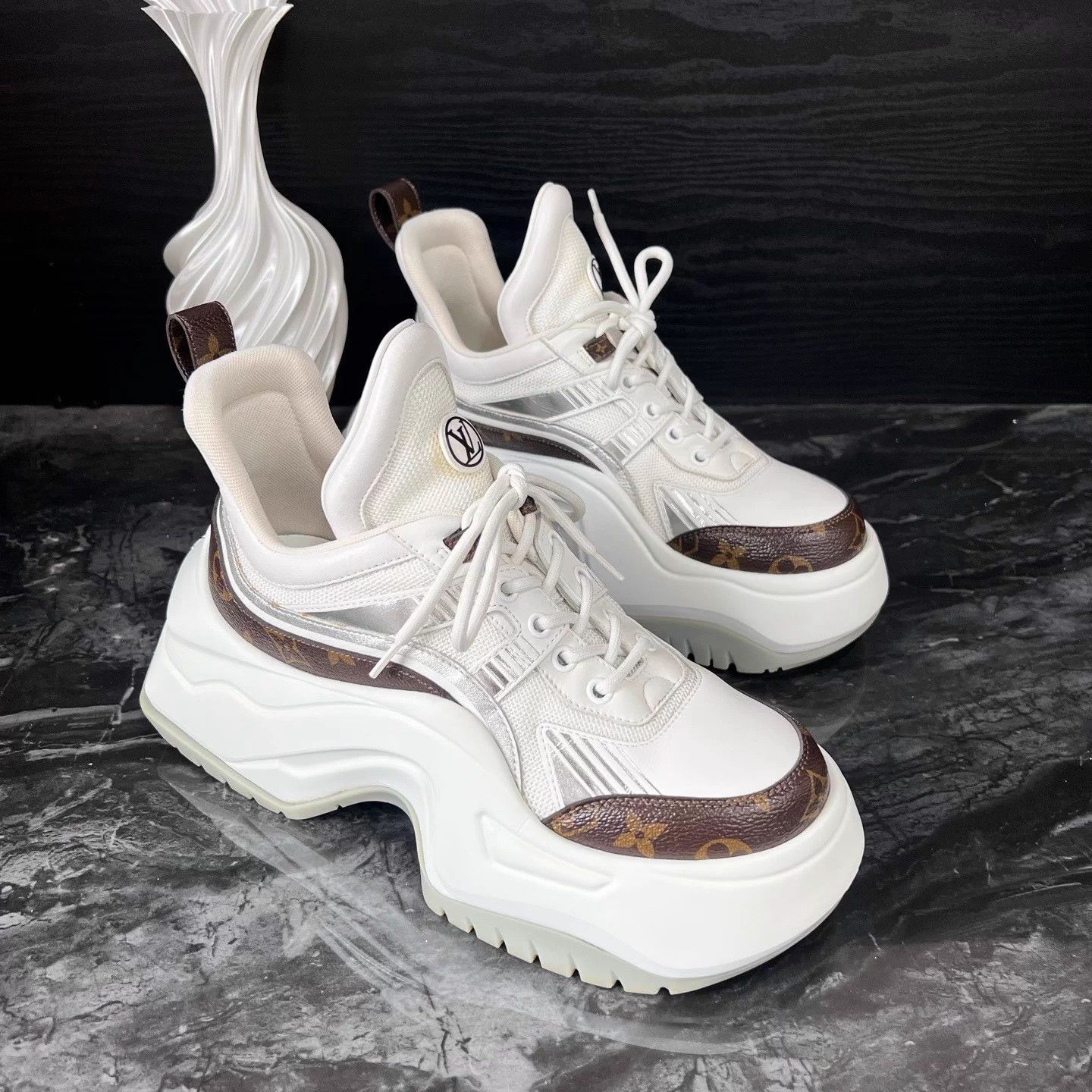 Louis Vuitton 1237/Lv Dad 2.0 Sneakers EUR39 White/Brown 95 new Size US 8 / IT 38 - 3 Thumbnail