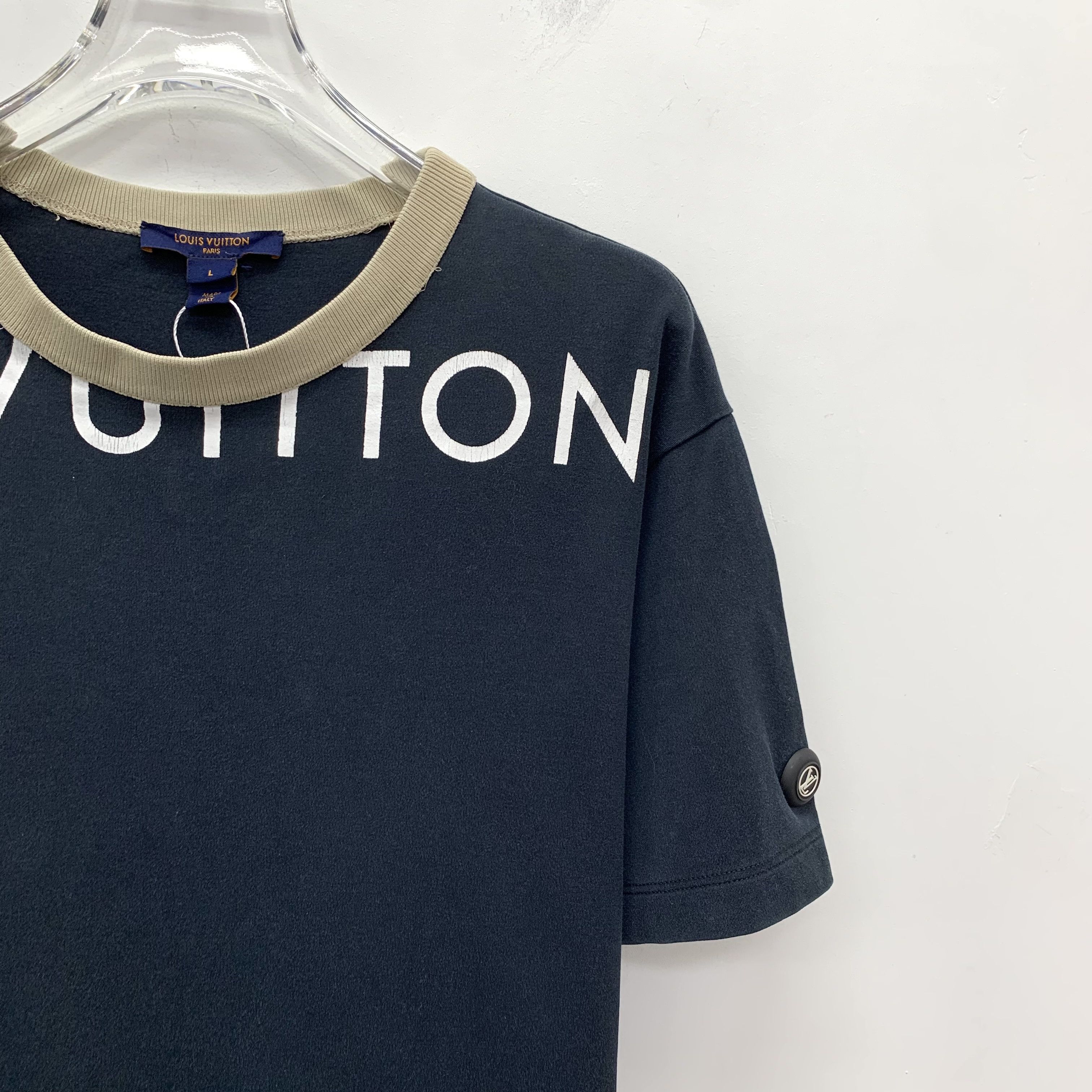 Louis Vuitton Louis Vuitton Logo Print T-Shirt Black (L) Size US L / EU 52-54 / 3 - 3 Thumbnail