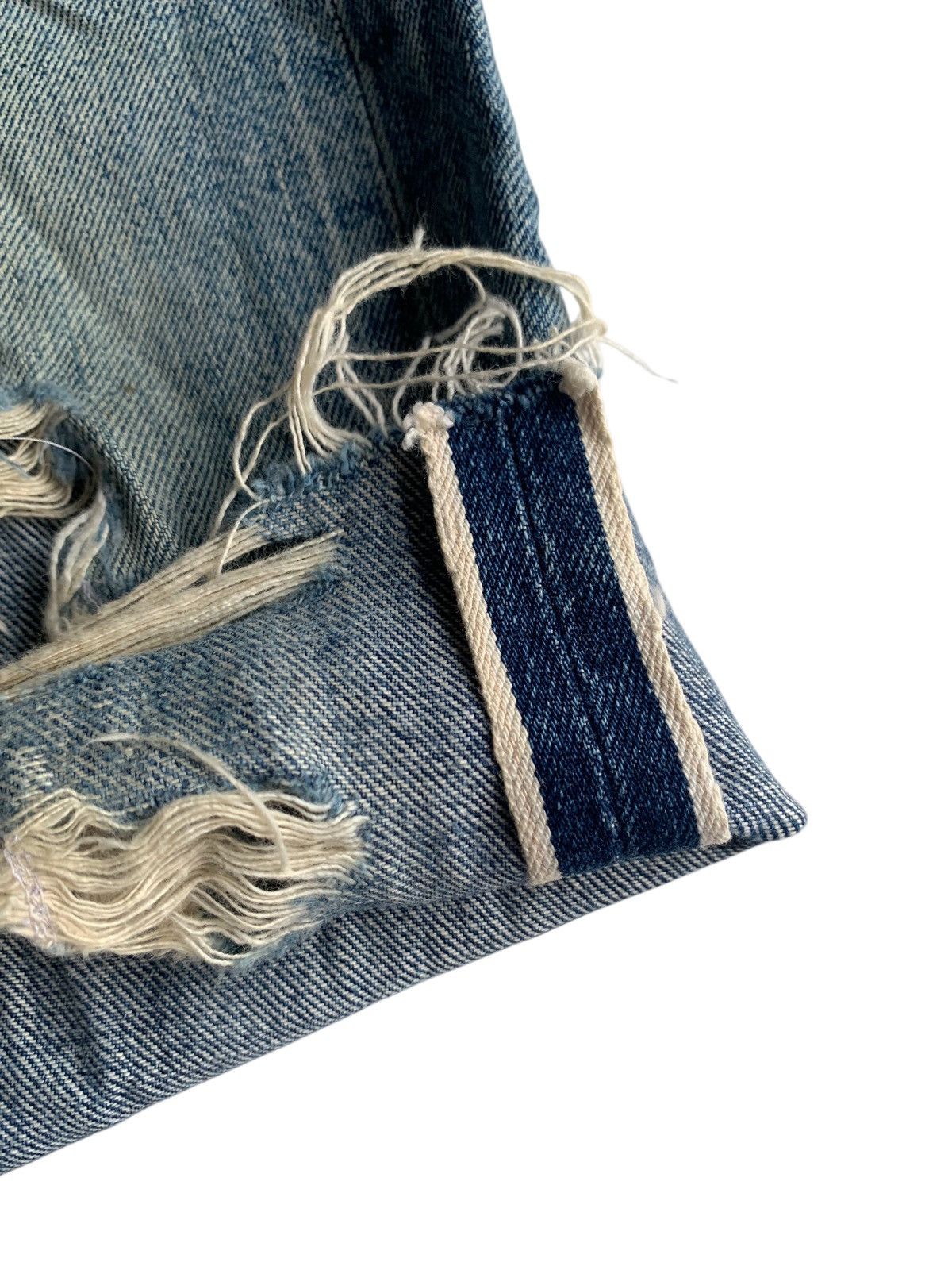 Levi's VINTAGE LEVI’S BIG E SELVEDGE BUCKLE BACK DISTRESSED DENIM Size US 32 / EU 48 - 5 Thumbnail