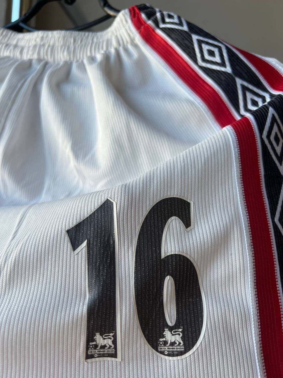 Umbro 1997/99 MANCHESTER UNITED #16 KEANE FOOTBALL SOCCER SHORTS Size US XXS / EU 40 - 4 Thumbnail