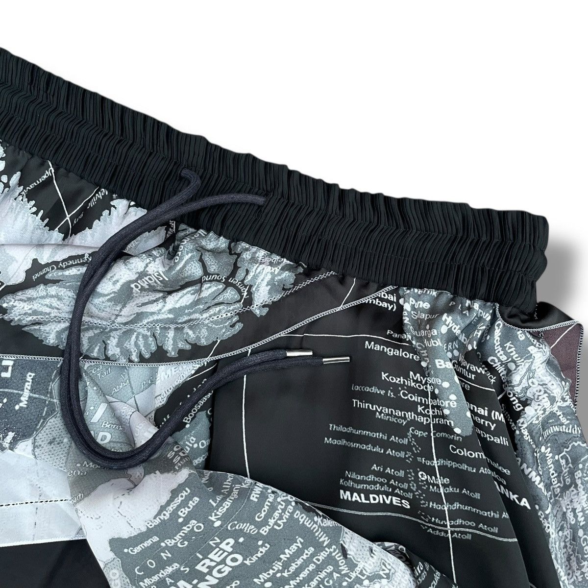 Sacai Sacai S/S20 Runway Map Print Garterized Asymmetric Skirt Size 28" / US 6 / IT 42 - 7 Thumbnail
