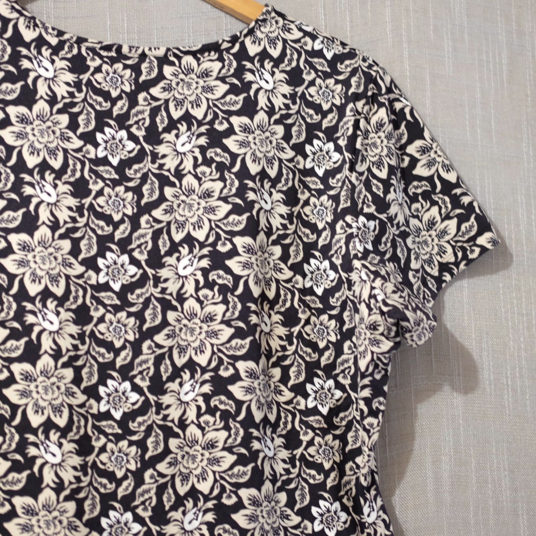 Vintage VINTAGE Covington T-Shirt Floral Short Sleeve Crew Neck Black/White Womens XL #A16-17 Size XL / US 12-14 / IT 48-50 - 7 Thumbnail