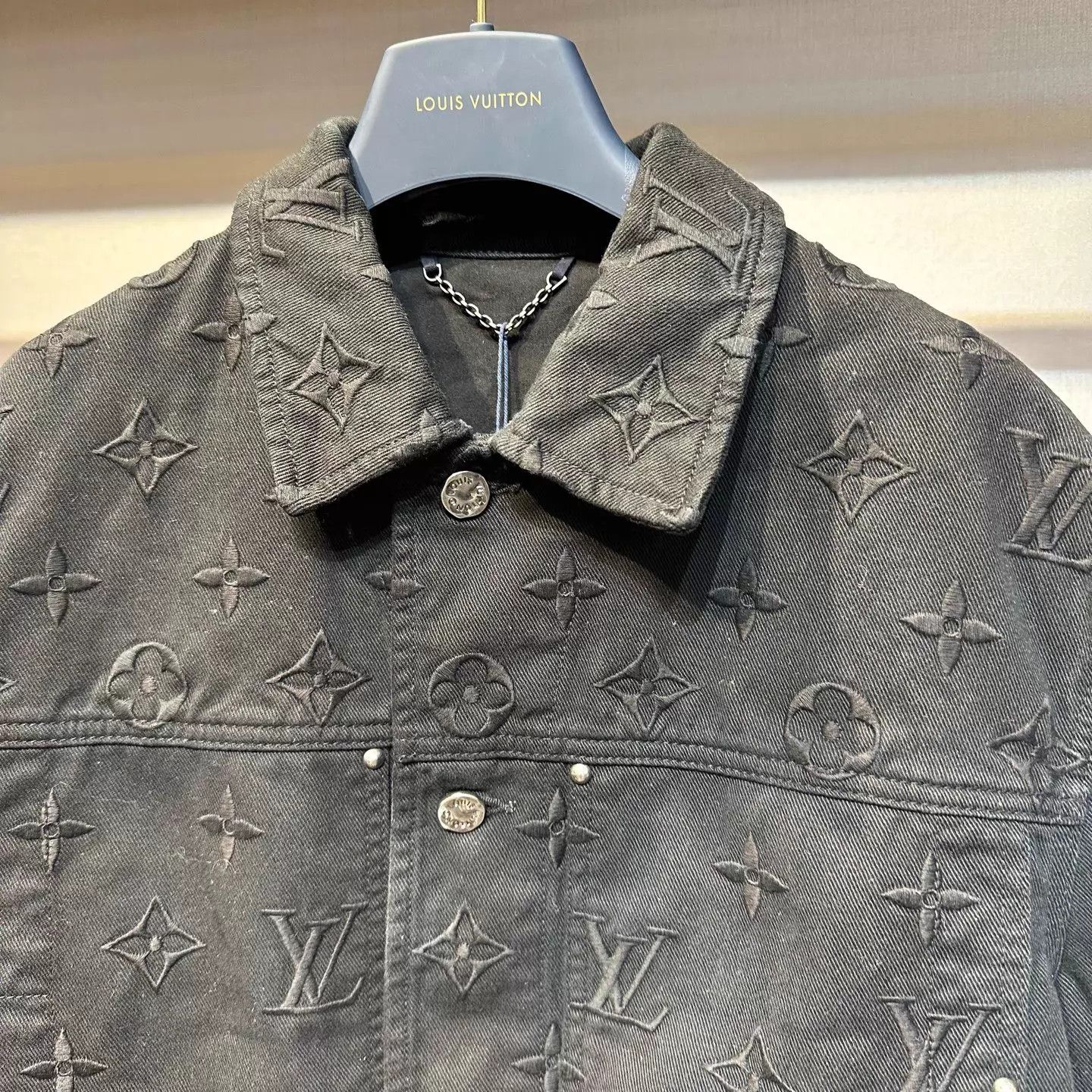 Louis Vuitton LV SS24 All-Over Embroidered Black/Red Gradient Denim Jacket Size US M / EU 48-50 / 2 - 2 Thumbnail