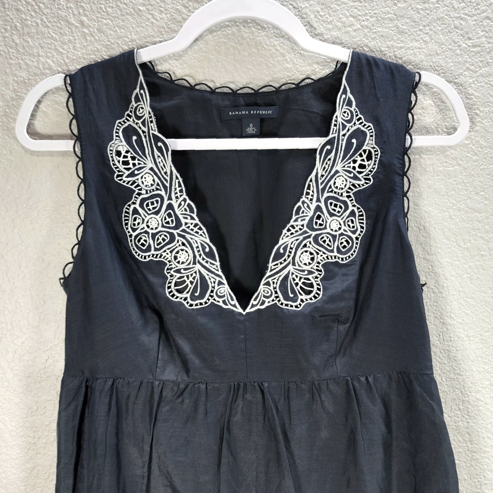 Banana Republic Banana Republic Dark Blue Floral Embroidered Sleeveless Top Shirt Relaxed Sz 6 Womens Tank V-Neck Embroidered Cotton Silk 90s? Size M / US 6-8 / IT 42-44 - 3 Thumbnail