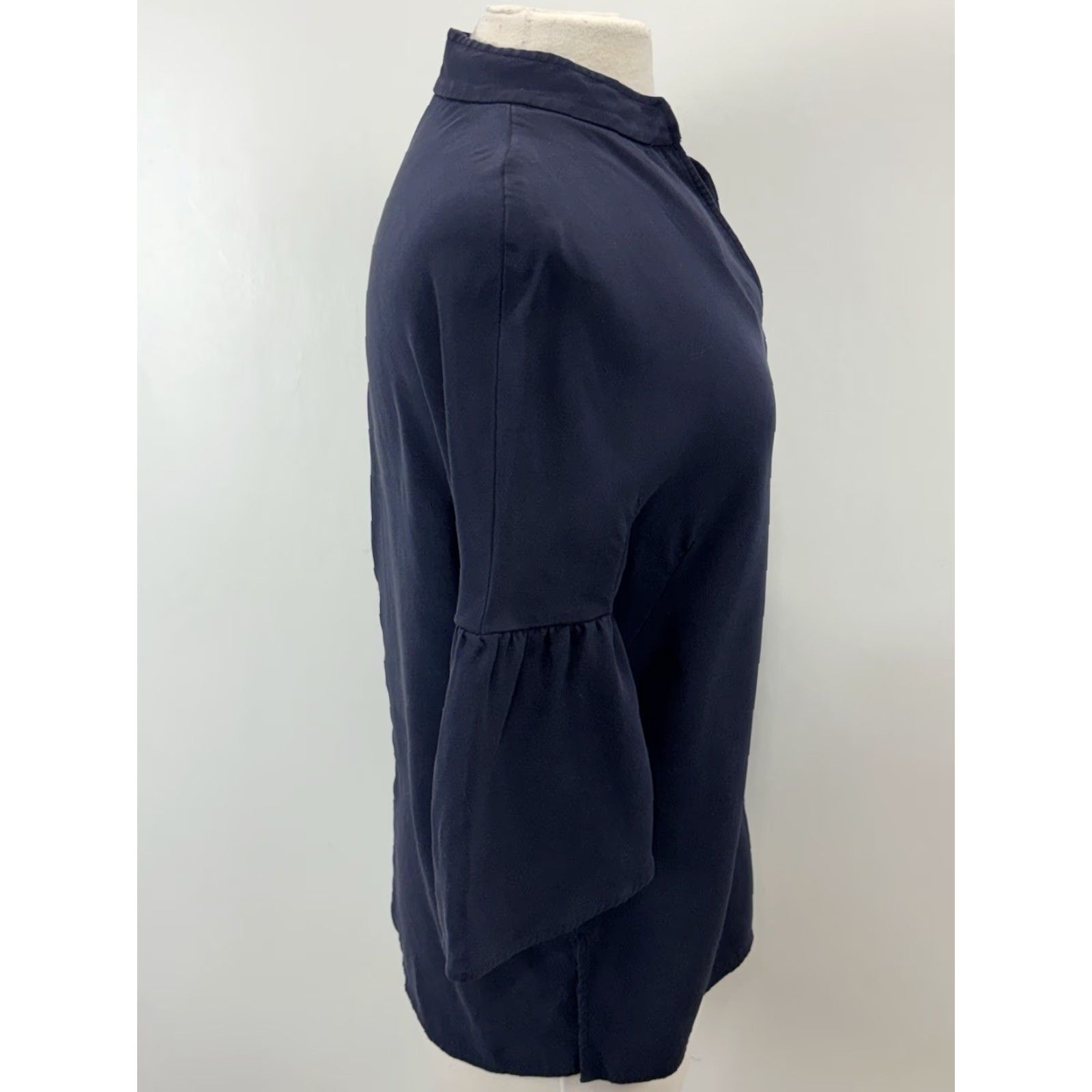 St. John St. John Blouse 100% Silk Women’s Medium Navy 3/4 Sleeve Bell Sleeve Classic Split Neck Zip Blouse Mens? Size M / US 6-8 / IT 42-44 - 4 Thumbnail