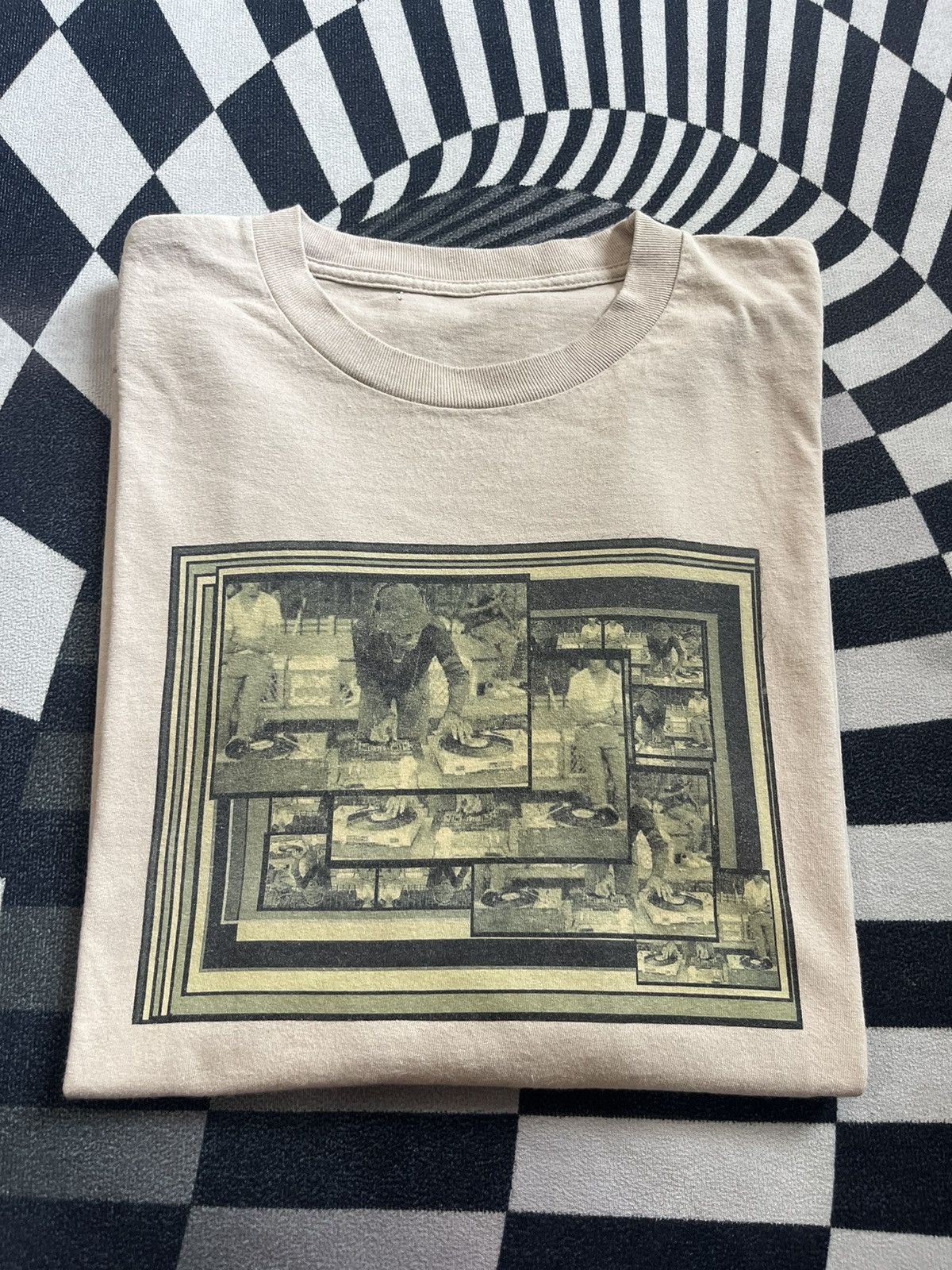 Vintage Vintage Photo DJ Vinyl Hip Hop Electronic Music 00’s Tshirt Size US XXL / EU 58 / 5 - 1 Thumbnail